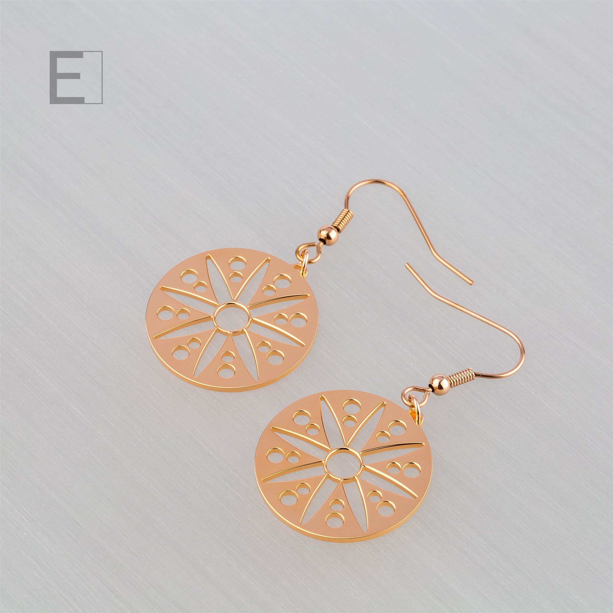 Boucles d'oreilles Mandala Fleur en finition or rose en vue détaillée 2 – création artisanale Atelier-Émile