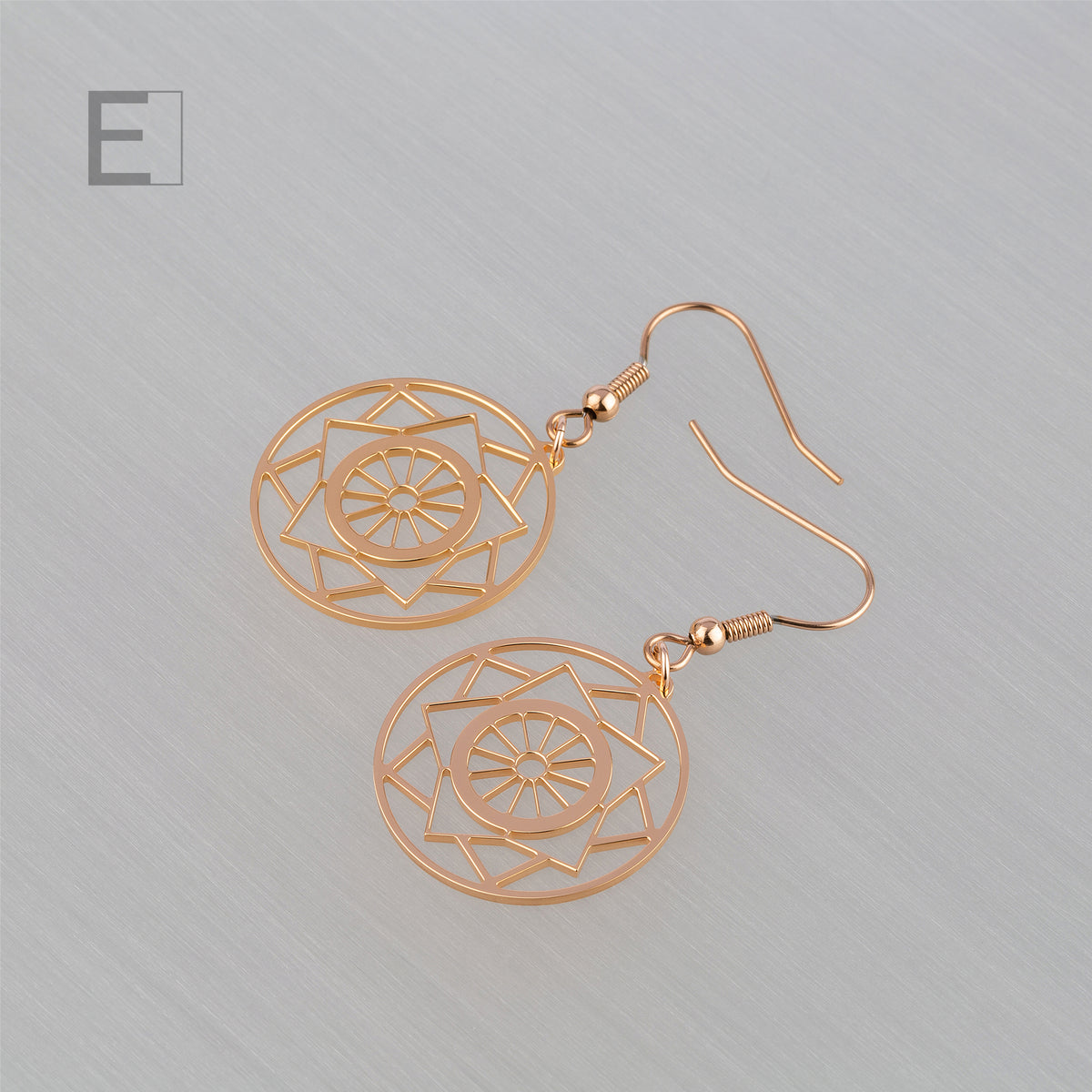 Boucles d’oreilles Mandala Gourvernail en finition or rose, vue de détail 3 – Atelier-Émile