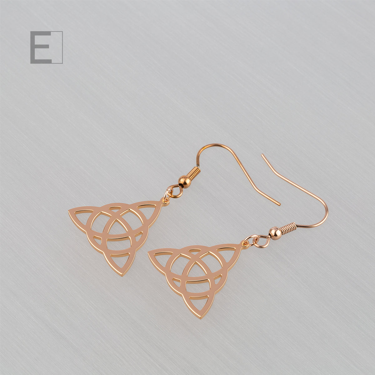 Boucles d’oreilles Nœud Celtique en finition or rose, vue de détail 3 – Atelier-Émile