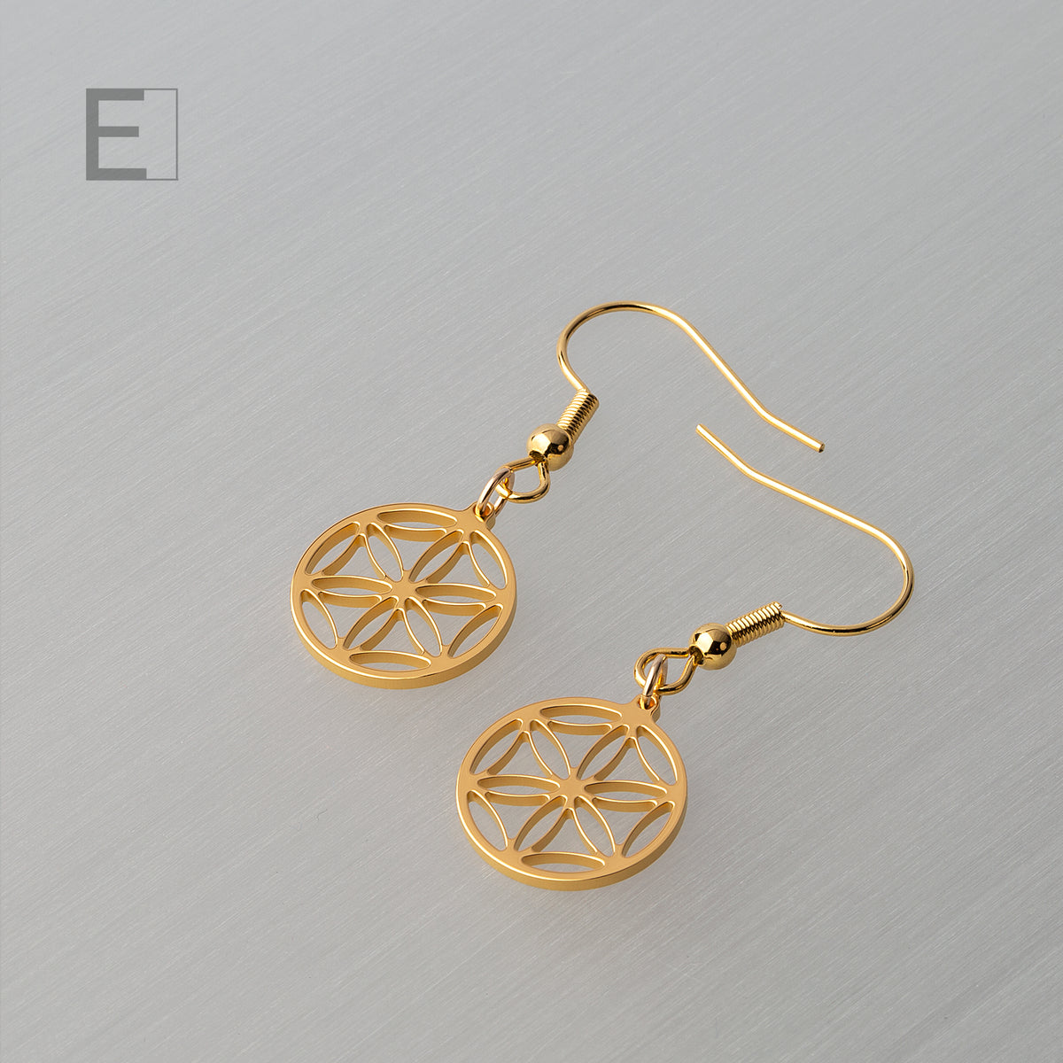 Boucles d’oreilles Petite Fleur de Vie en finition or jaune, vue de détail 4 – Atelier-Émile