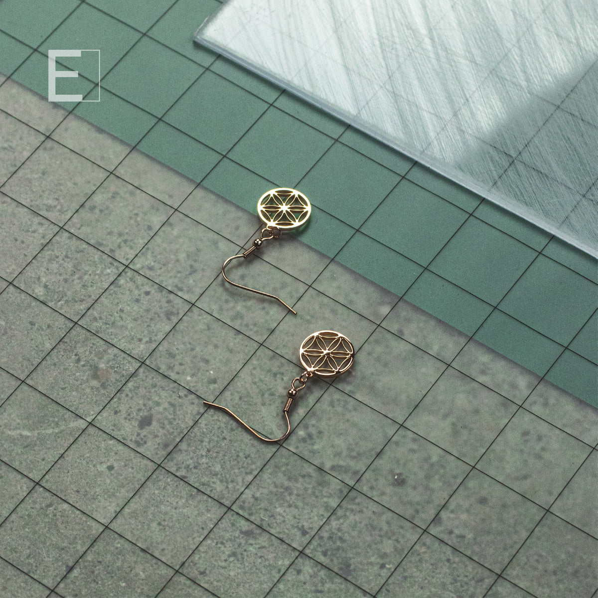 Boucles d’oreilles Petite Fleur de Vie, vue de détail 5 – Atelier-Émile