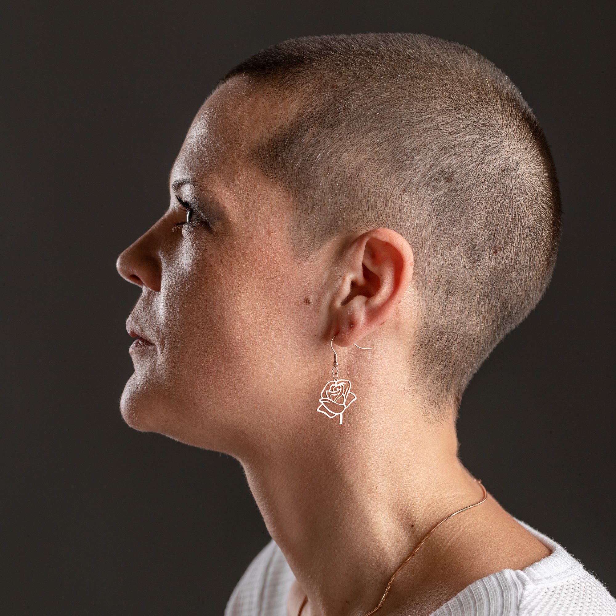 Boucles d'oreilles Rose en vue détaillée 2 – création artisanale Atelier-Émile