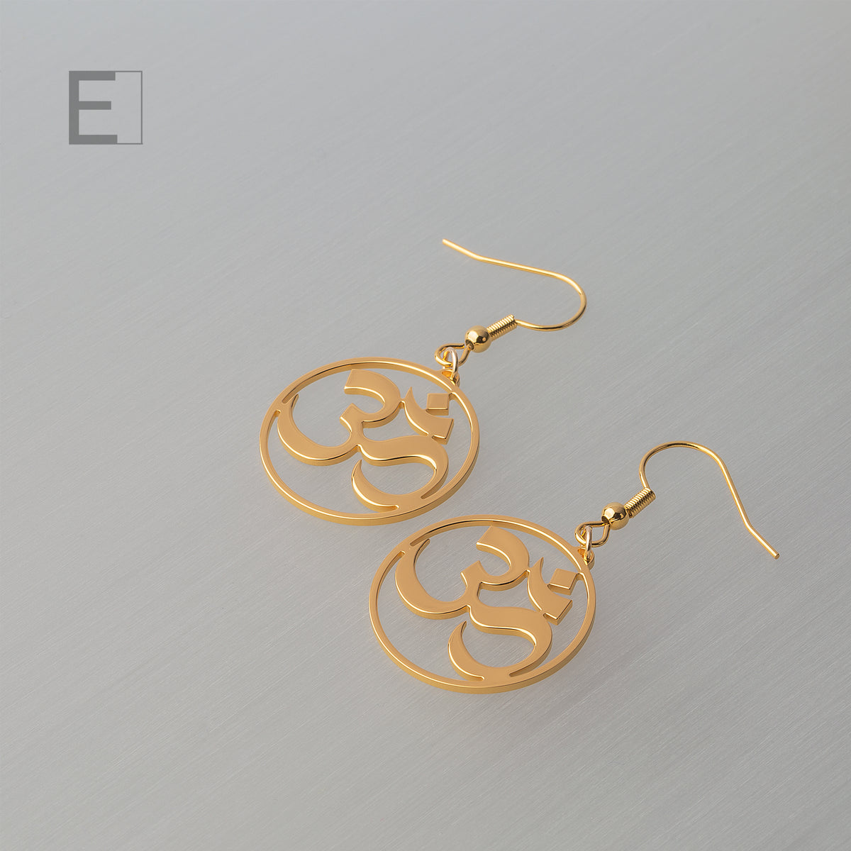 Om Symbol Earrings, with a yellow gold finish, detail view 4 – Atelier-Émile