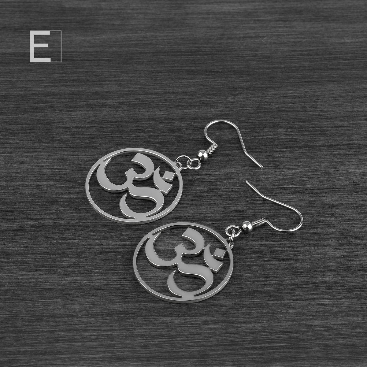 Om Symbol Earrings, with a rhodium finish, detail view 3 – Atelier-Émile