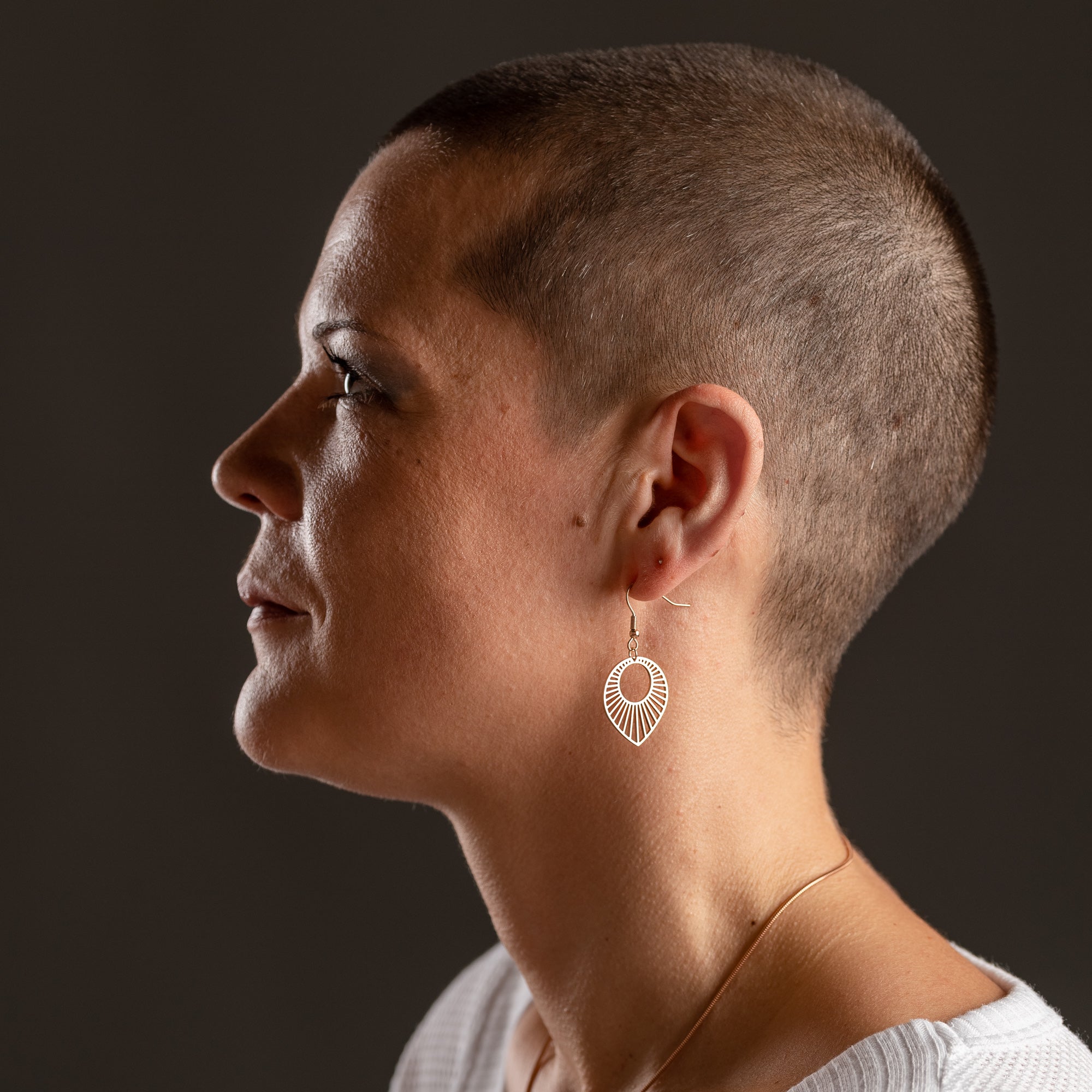 Boucles d'oreilles Soleil en vue détaillée 2 – création artisanale Atelier-Émile
