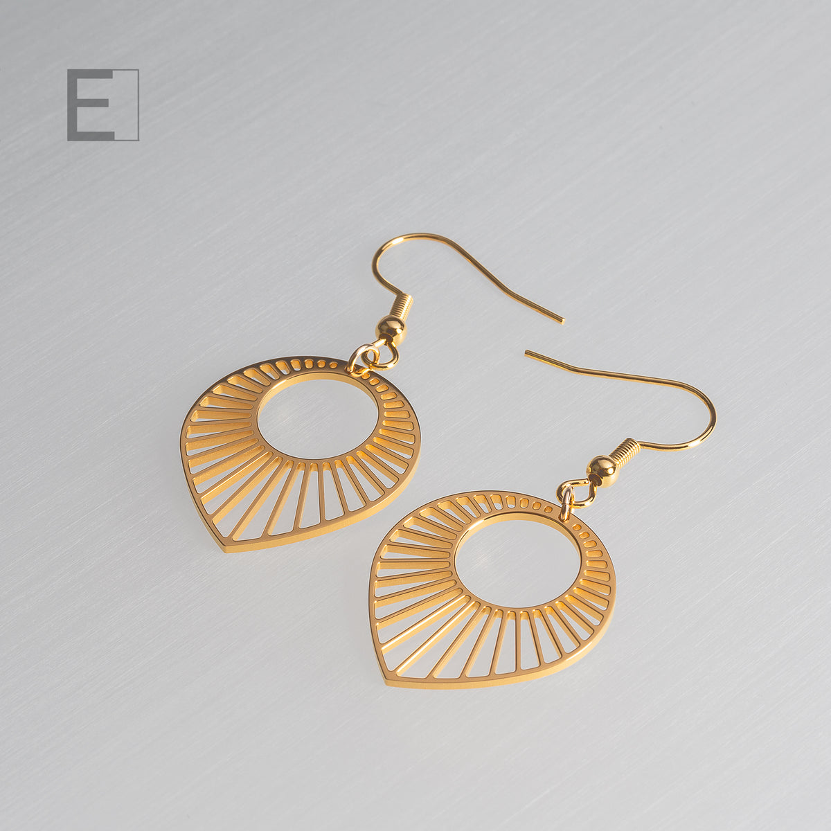 Boucles d’oreilles Soleil en finition or jaune, vue de détail 4 – Atelier-Émile