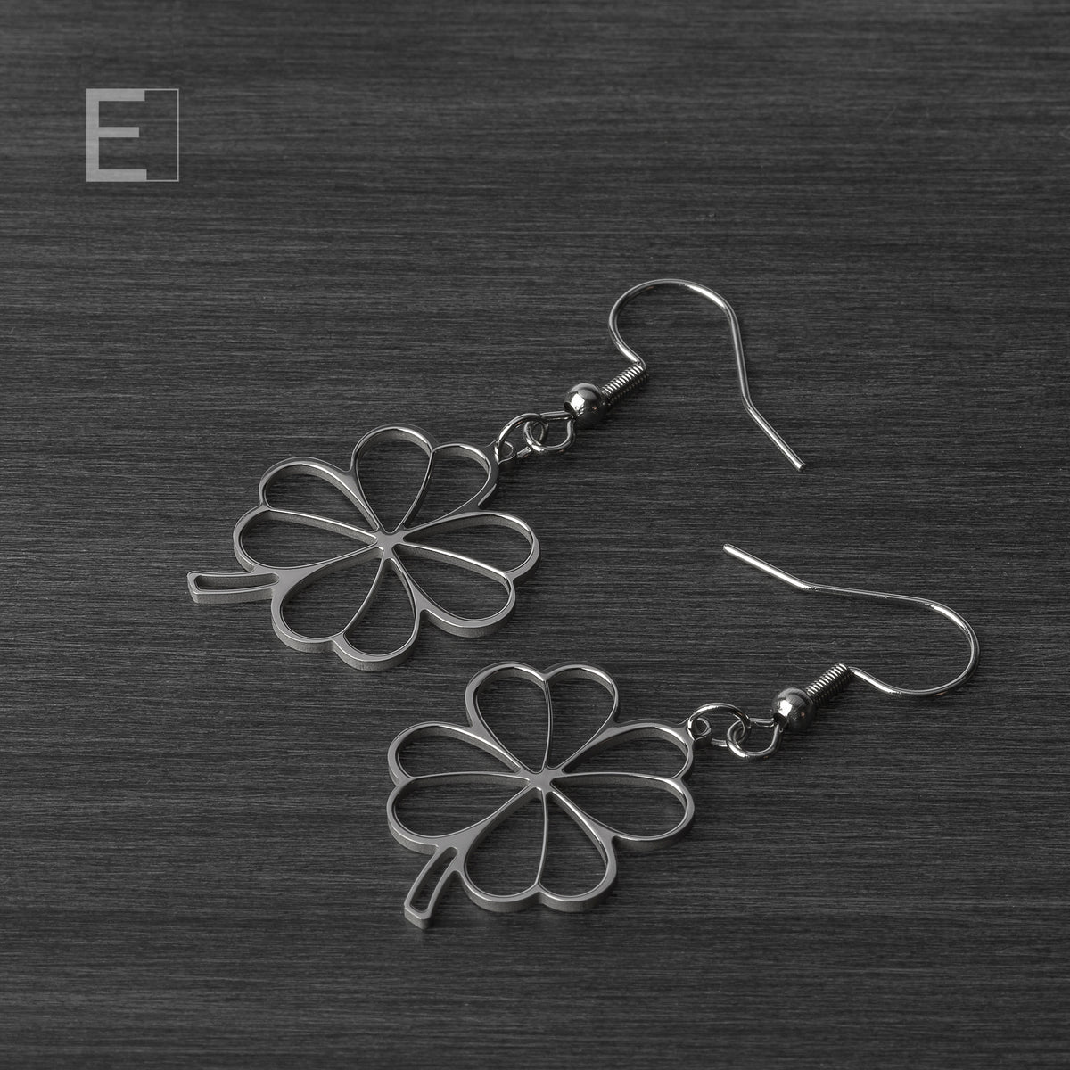Boucles d’oreilles Trèfle en finition rhodium, vue de détail 3 – Atelier-Émile