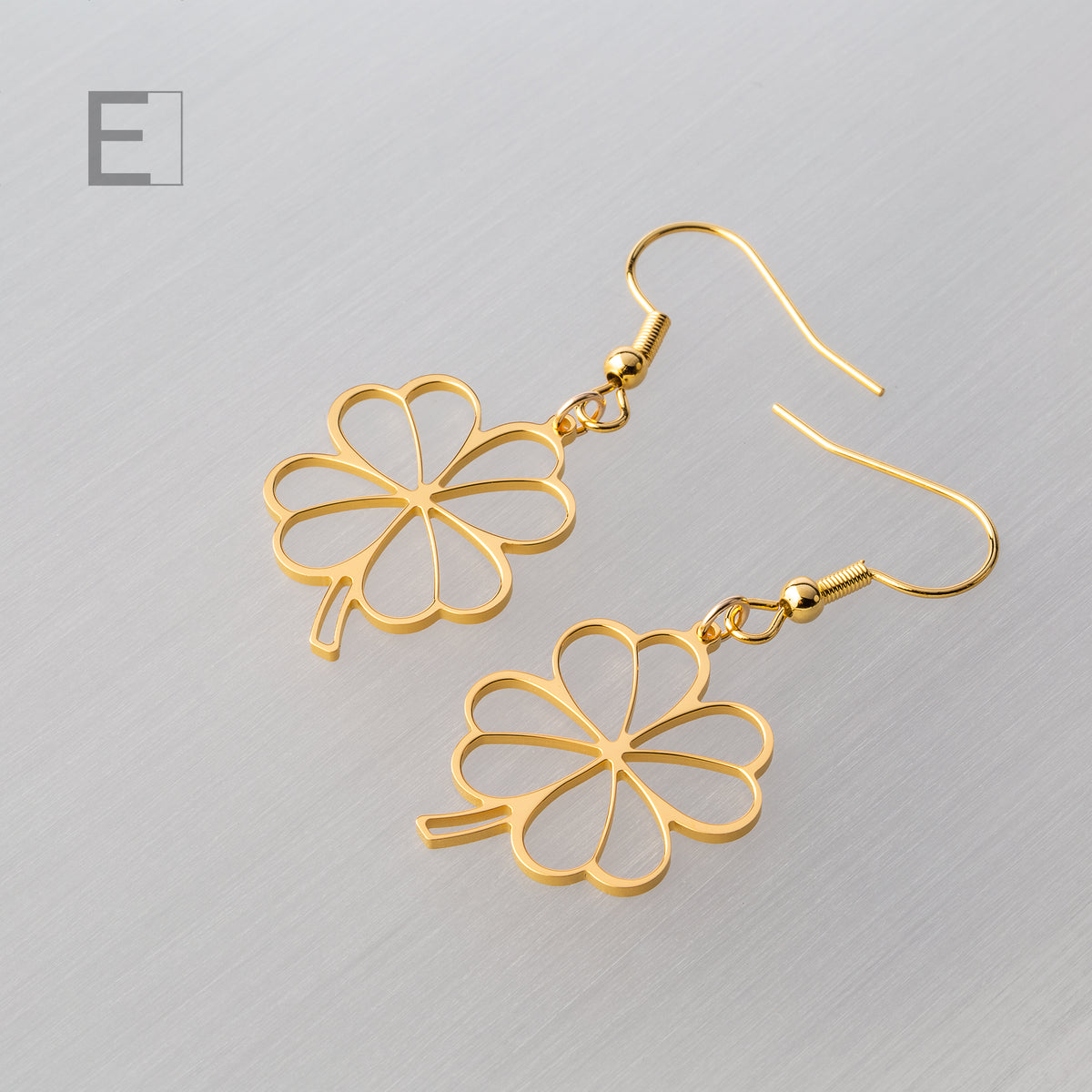 Boucles d’oreilles Trèfle en finition or jaune, vue de détail 5 – Atelier-Émile