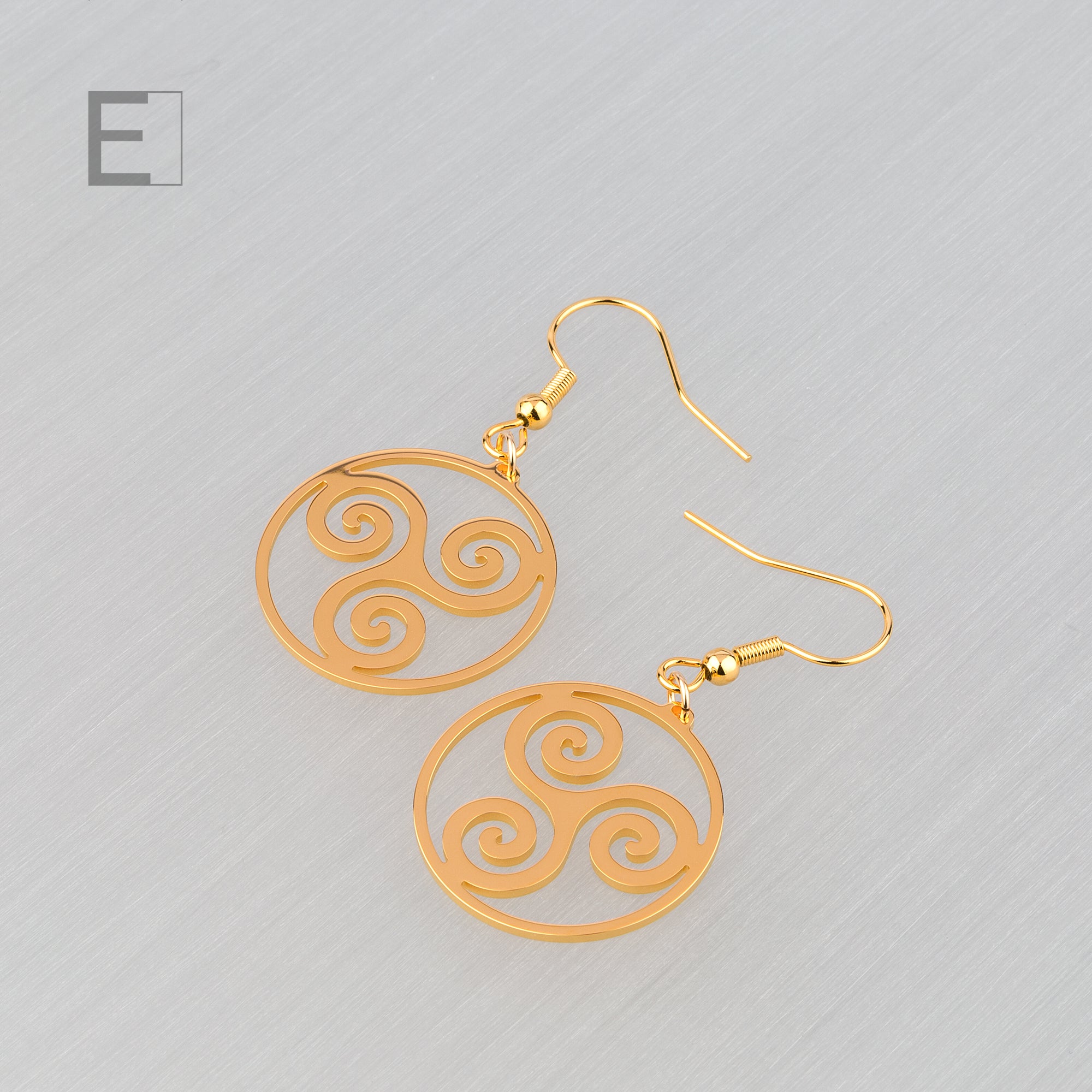 Boucles d'oreilles Triskèle Spirale en finition or jaune, vue principale – création artisanale Atelier-Émile