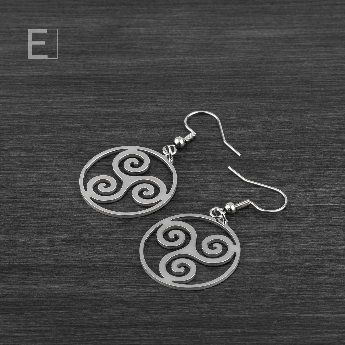 Boucles d’oreilles Triskèle Spirale en finition rhodium, vue de détail 3 – Atelier-Émile