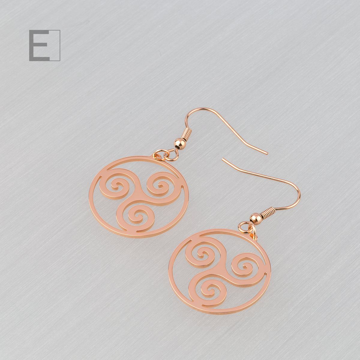 Boucles d’oreilles Triskèle Spirale en finition or rose, vue de détail 4 – Atelier-Émile