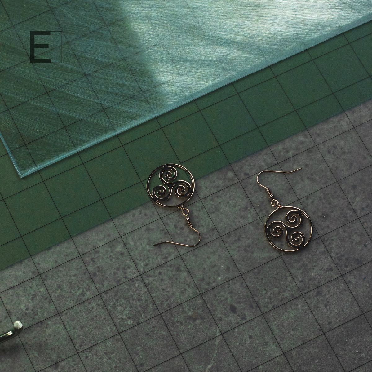 Boucles d’oreilles Triskèle Spirale, vue de détail 6 – Atelier-Émile