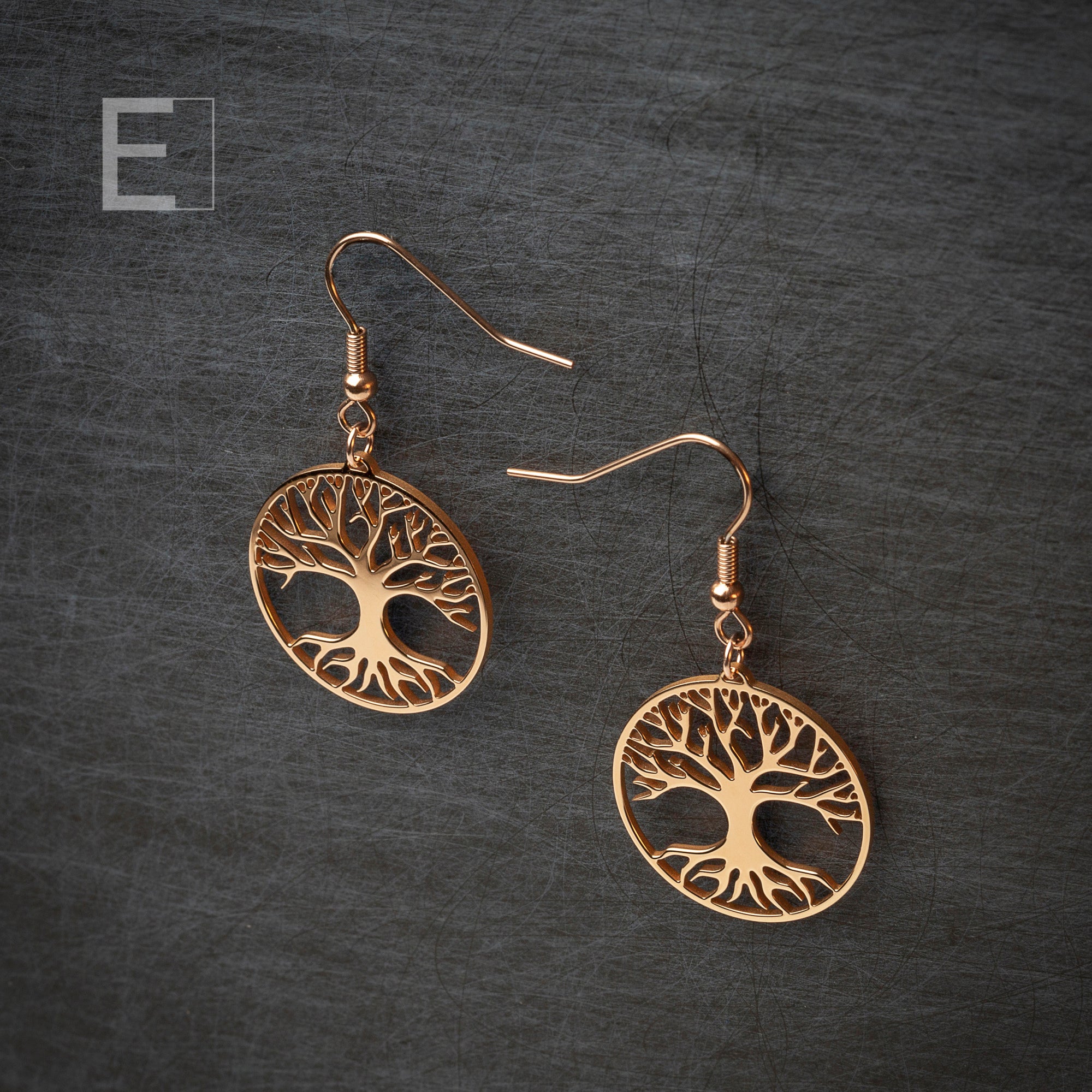 Boucles d’oreilles pendantes Arbre de Vie en plaqué or rose sur fond noir – Atelier-Émile