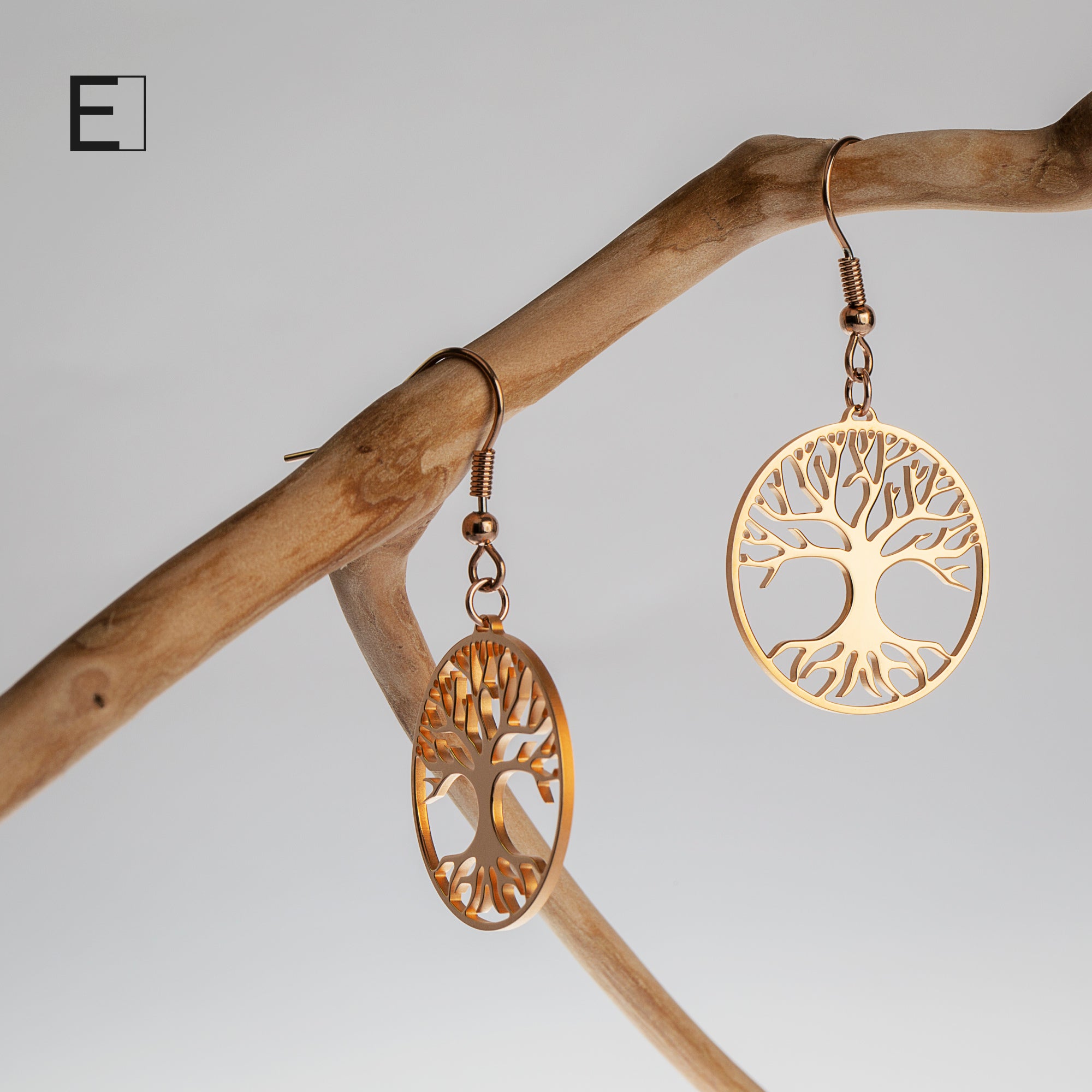 Boucles d’oreilles Arbre de Vie en plaqué or rose suspendues à une branche – Atelier-Émile