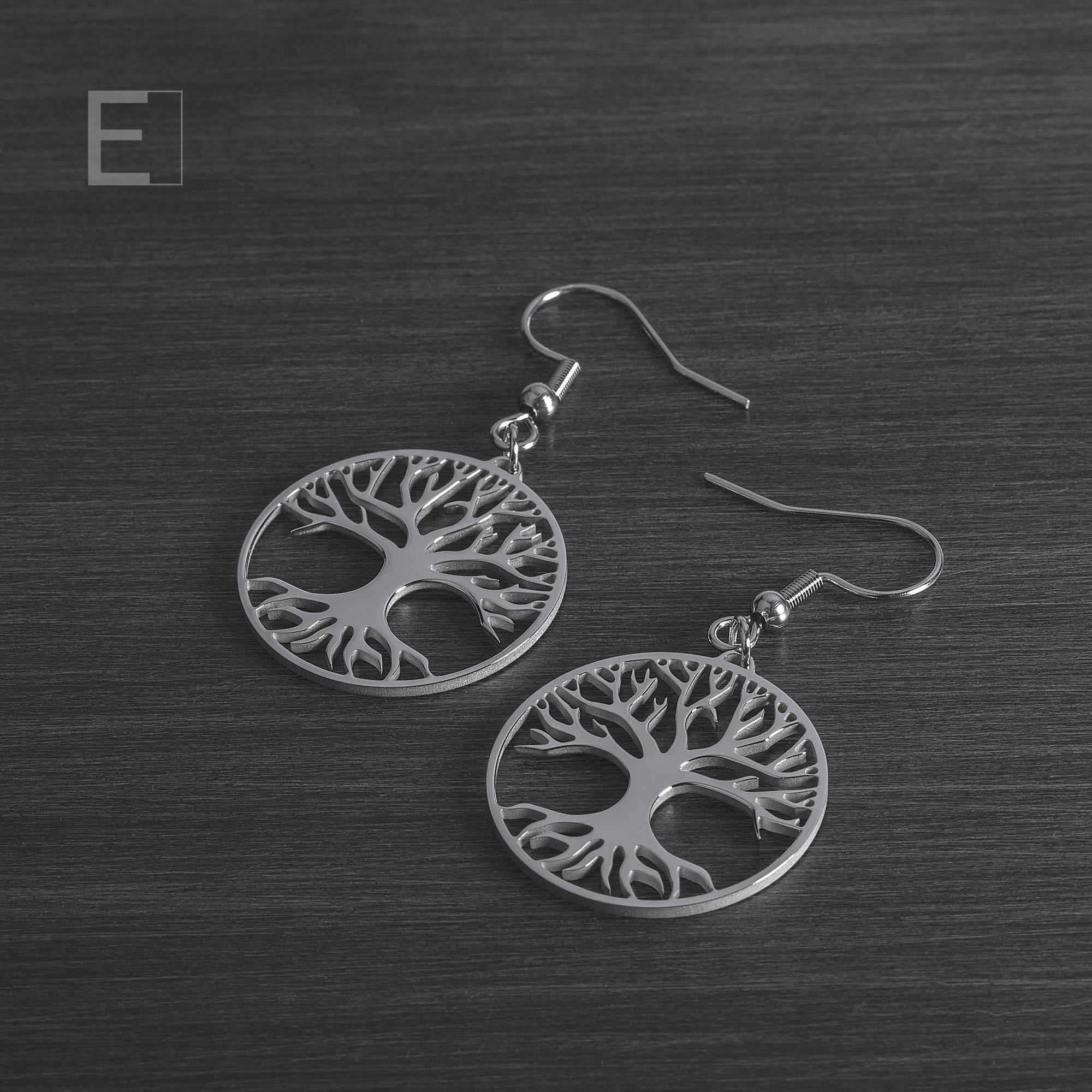 Boucles d’oreilles pendantes Arbre de Vie finition rhodium sur fond sombre – Atelier-Émile