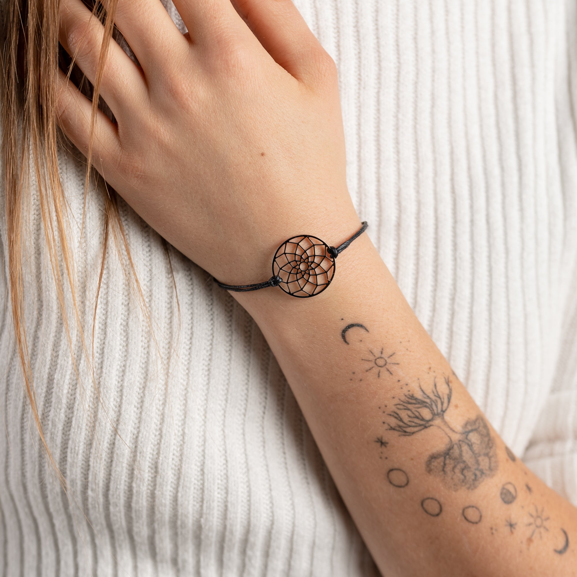 Bracelet Attrape-rêves – vue détaillée du bijou artisanal Atelier-Émile