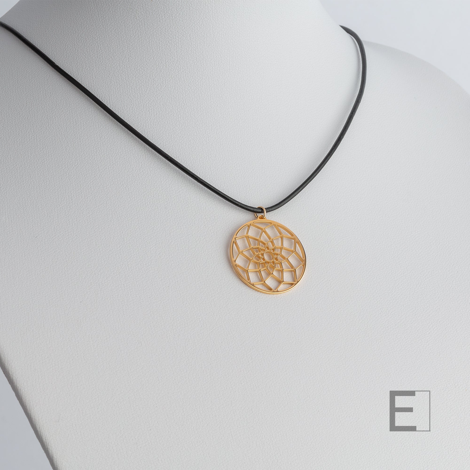 Collier Attrape-Rêves en finition or jaune, vue de détail 10 – Atelier-Émile