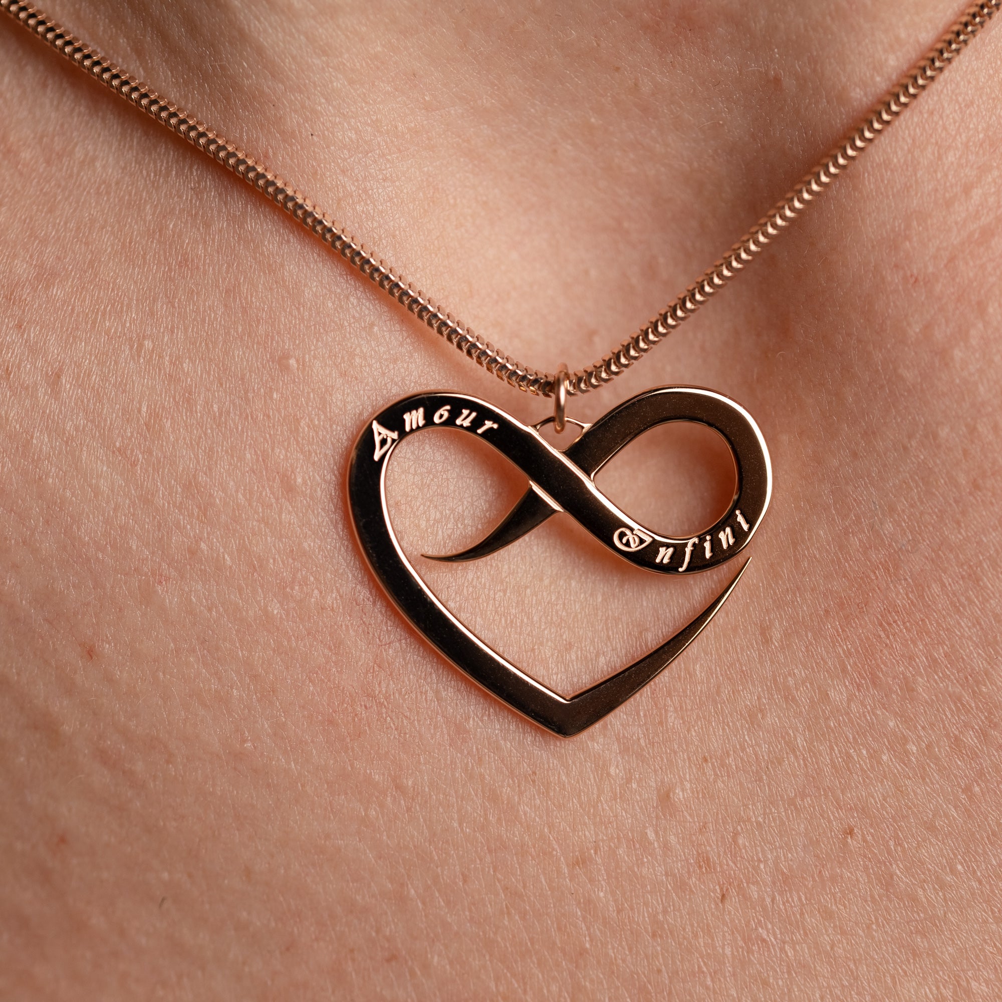 Collier Au-Delà des Mots – vue détaillée du bijou artisanal Atelier-Émile