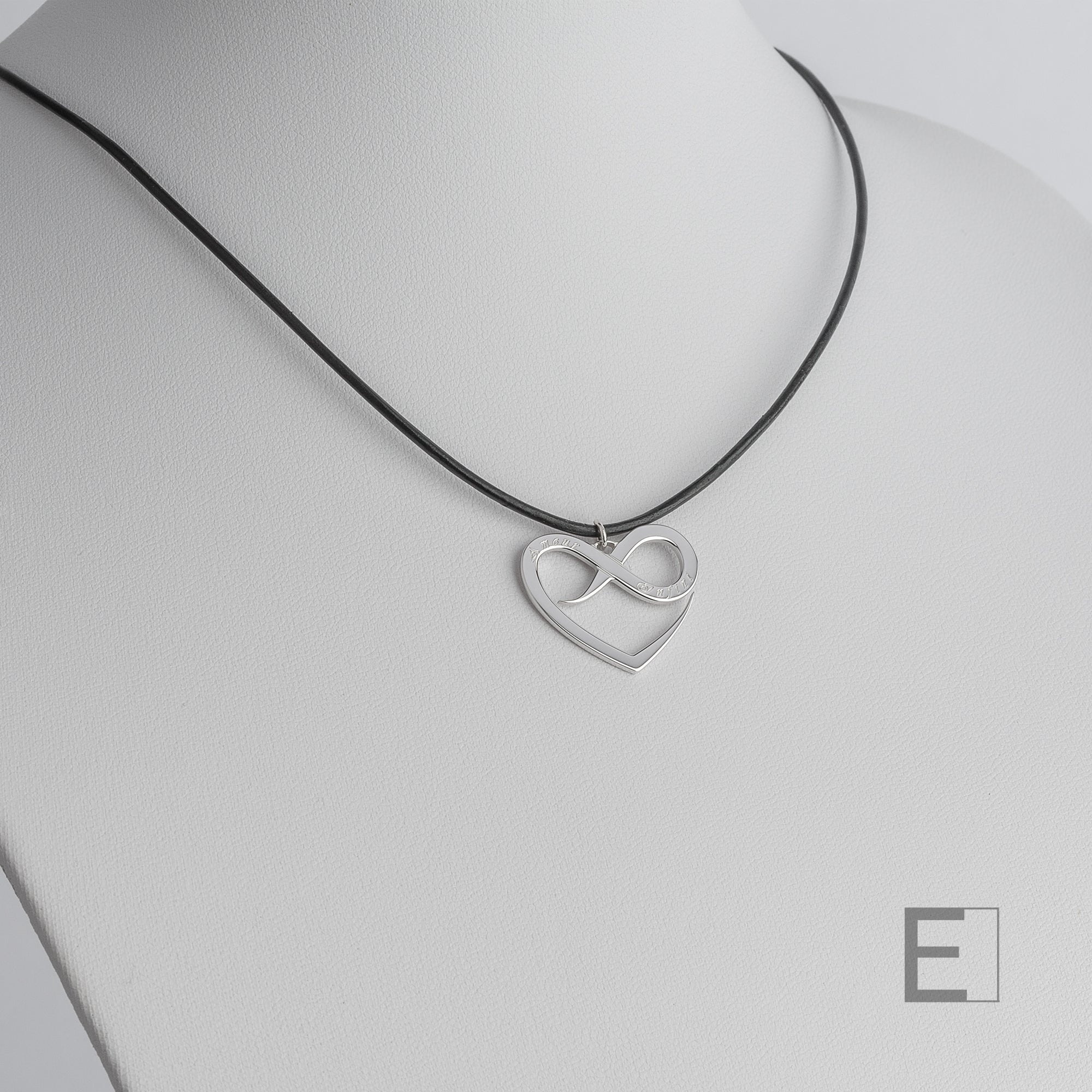 Collier Au-Delà des Mots – vue détaillée du bijou artisanal Atelier-Émile