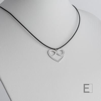 Collier Au-Delà des Mots – vue détaillée du bijou artisanal Atelier-Émile