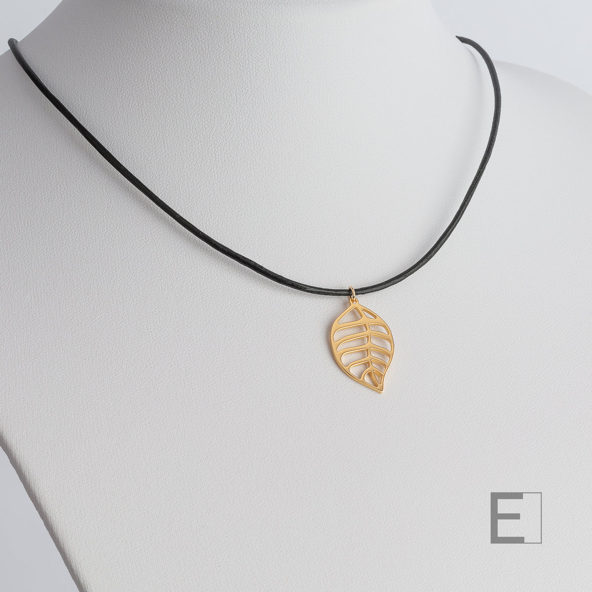 Banana Leaf Necklace, with a yellow gold finish, detail view 6 – Atelier-Émile