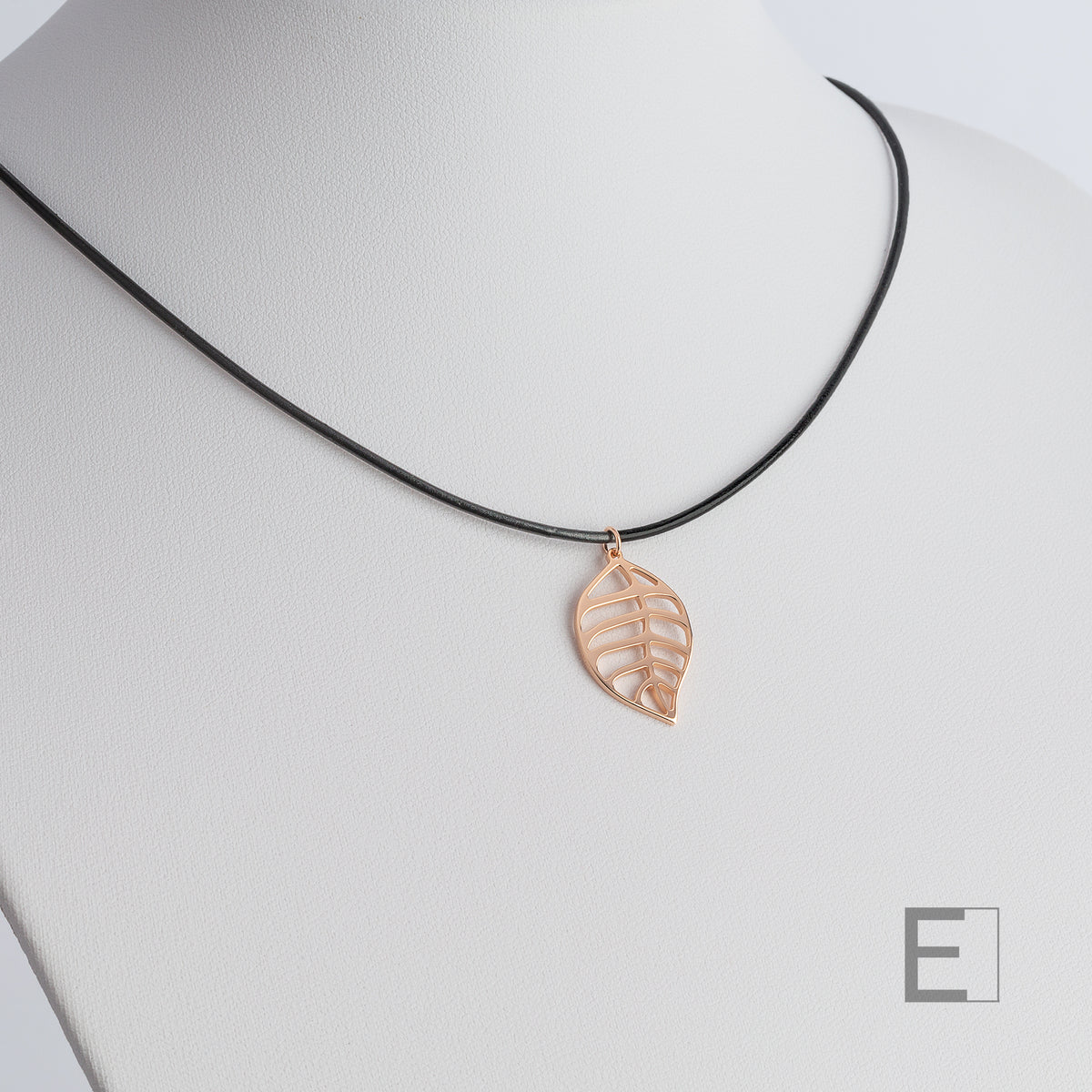 Banana Leaf Necklace, with a rose gold finish, detail view 7 – Atelier-Émile