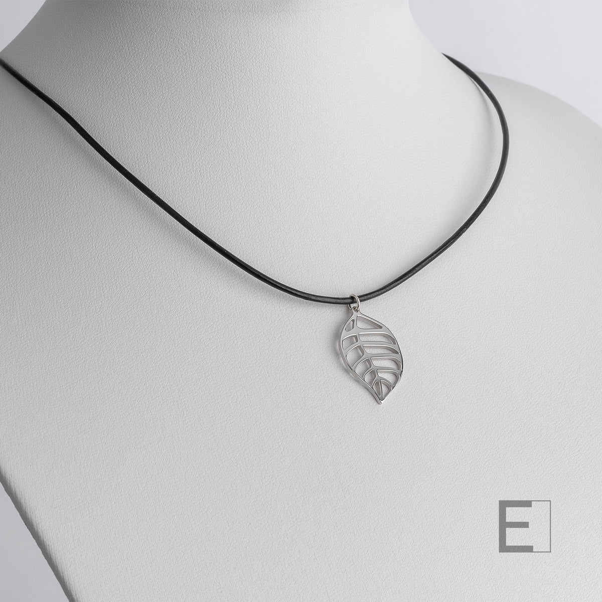 Banana Leaf Necklace, with a rhodium finish, detail view 10 – Atelier-Émile