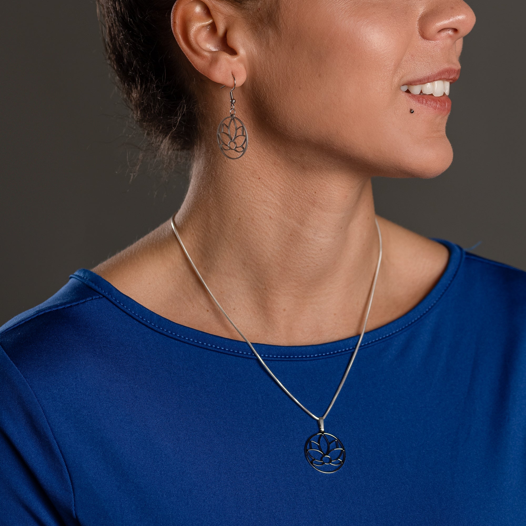 Collier Fleur de Lotus Cercle – vue détaillée du bijou artisanal Atelier-Émile