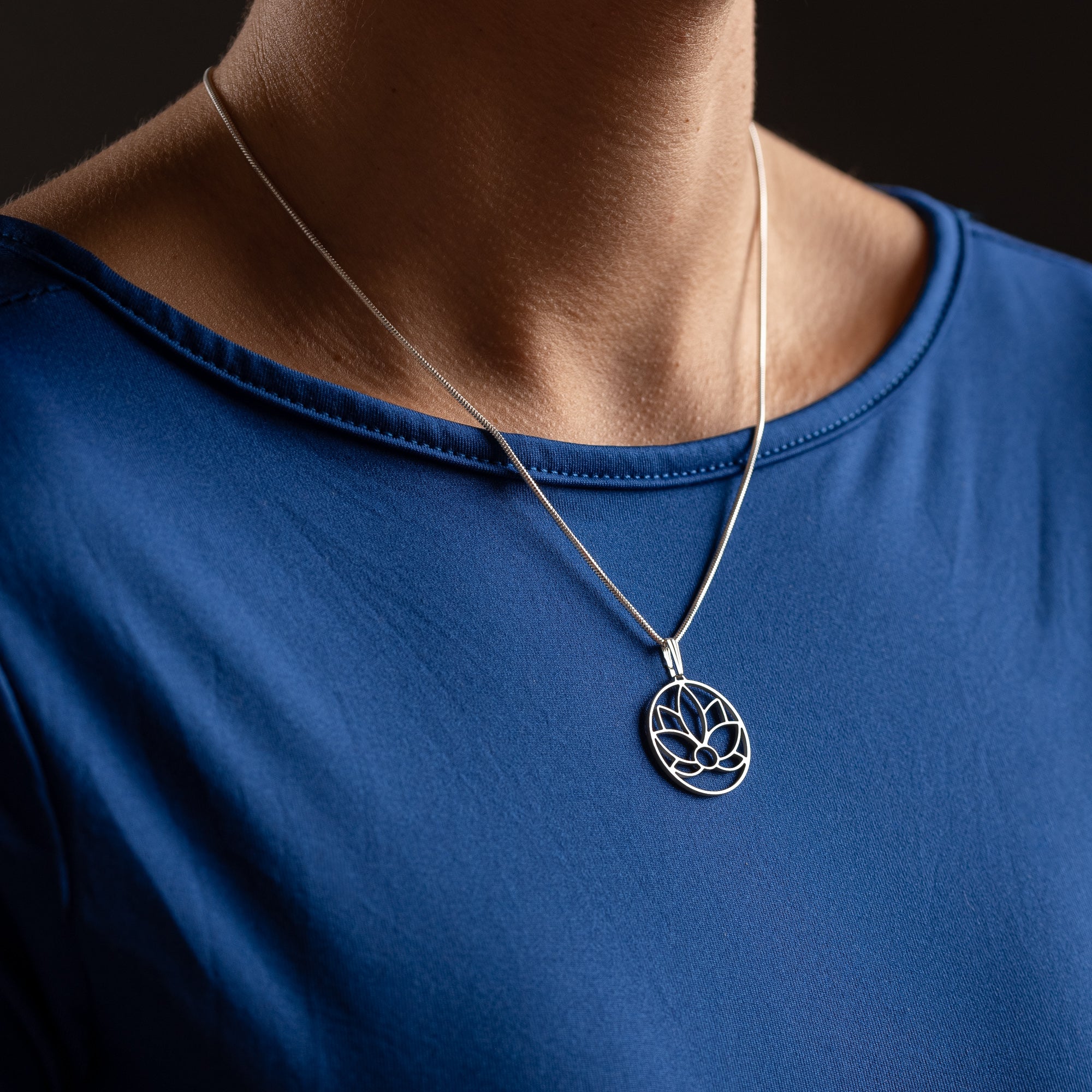 Collier Fleur de Lotus Cercle – vue détaillée du bijou artisanal Atelier-Émile
