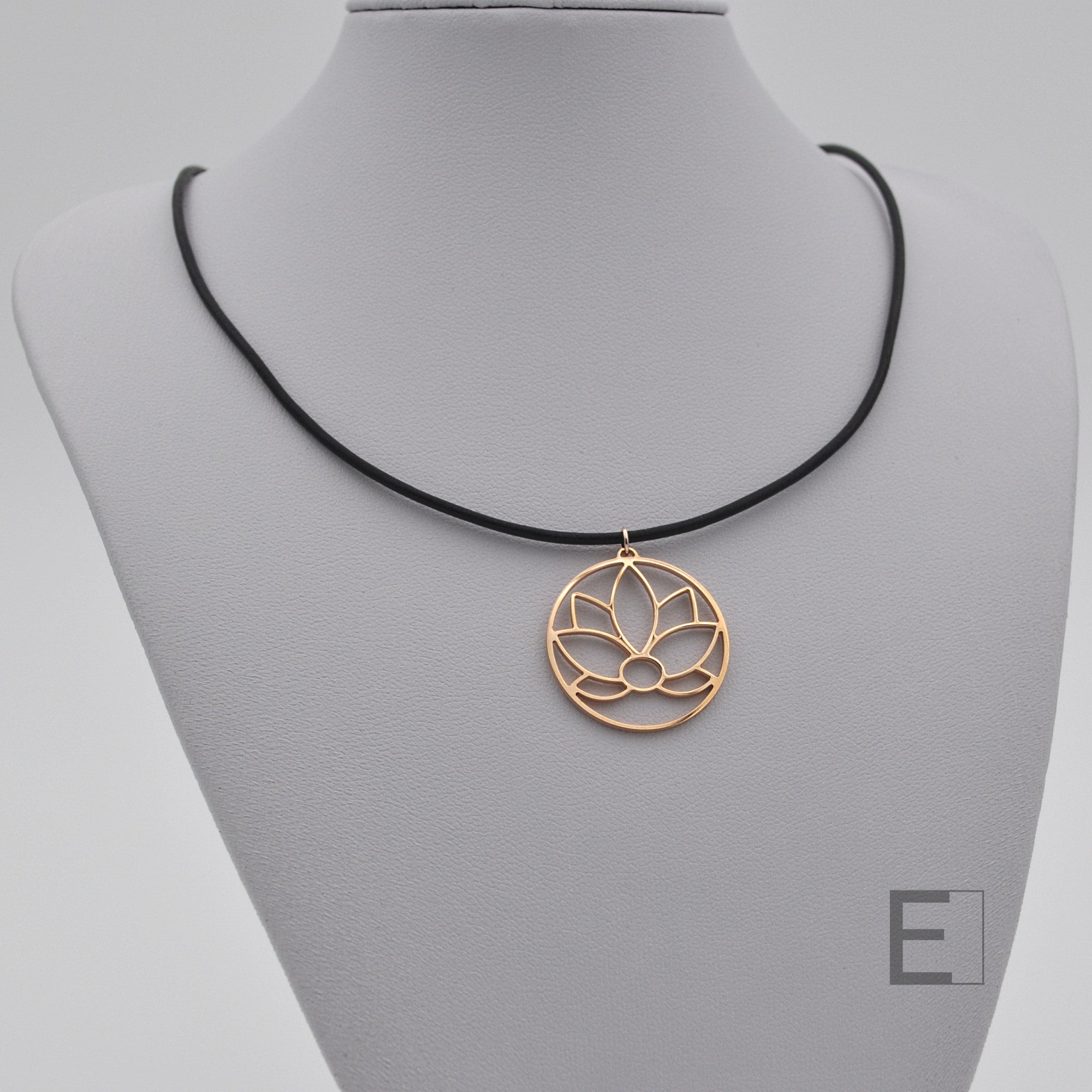 Collier Fleur de Lotus Cercle – vue détaillée du bijou artisanal Atelier-Émile