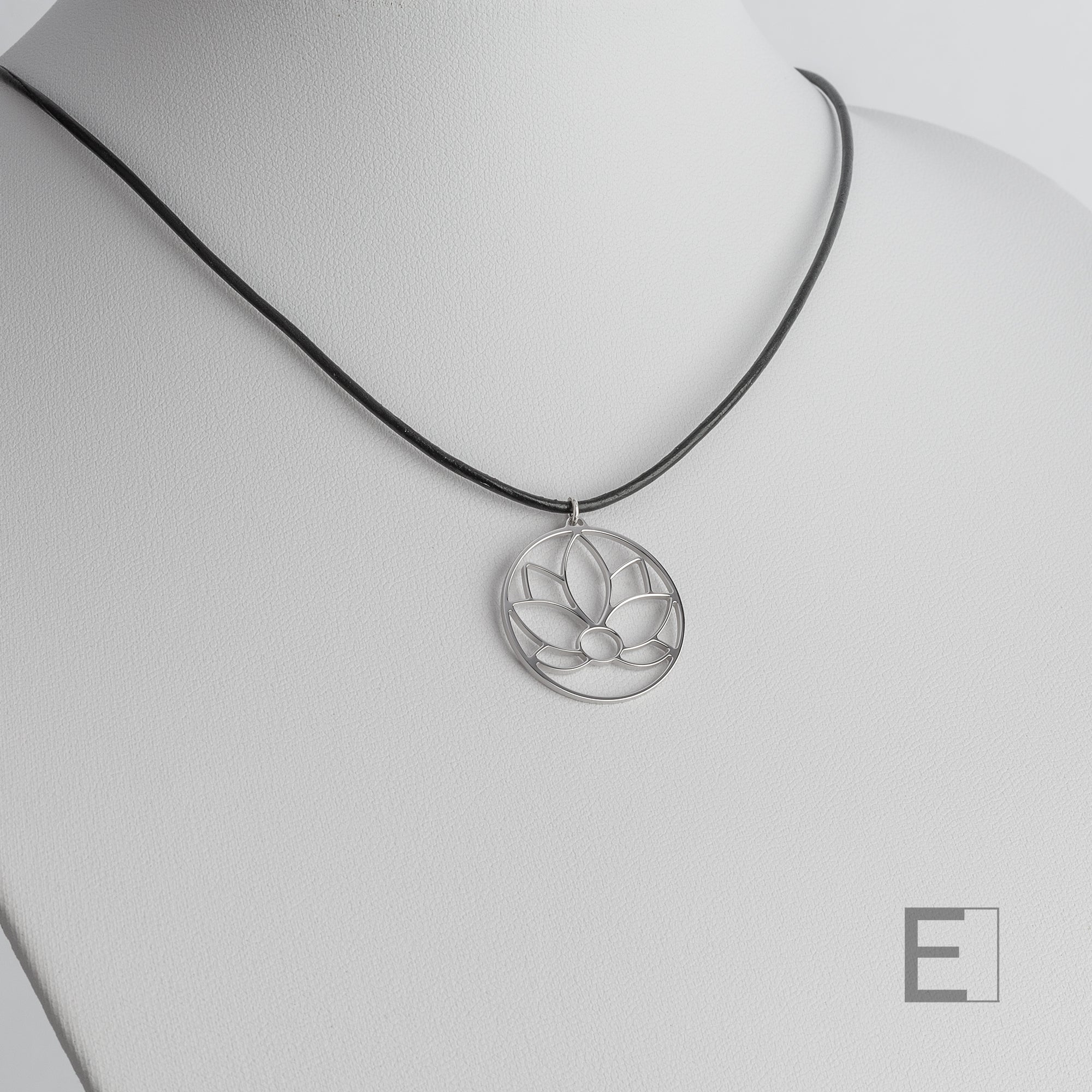 Collier Fleur de Lotus Cercle – vue détaillée du bijou artisanal Atelier-Émile