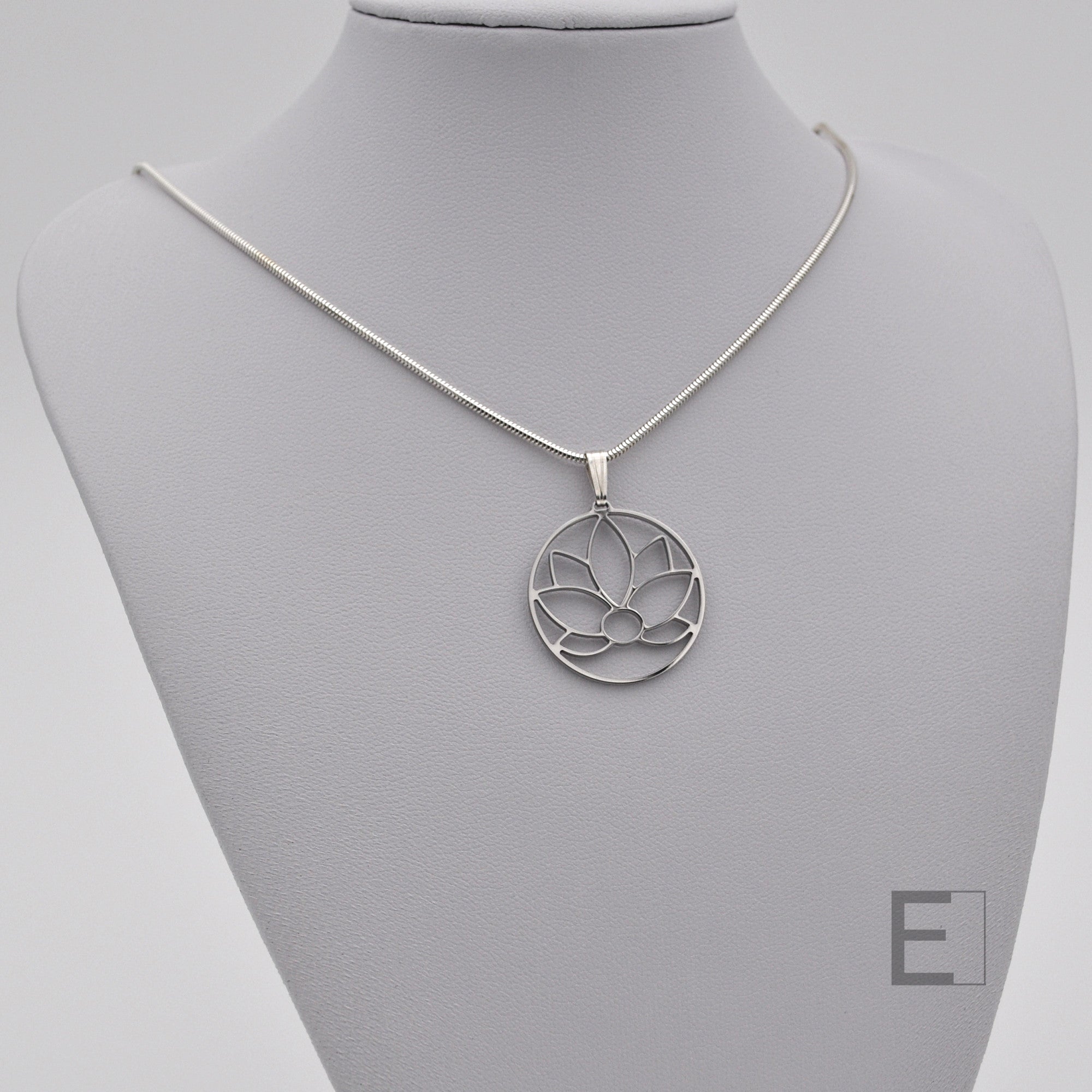 Collier Fleur de Lotus Cercle – vue détaillée du bijou artisanal Atelier-Émile