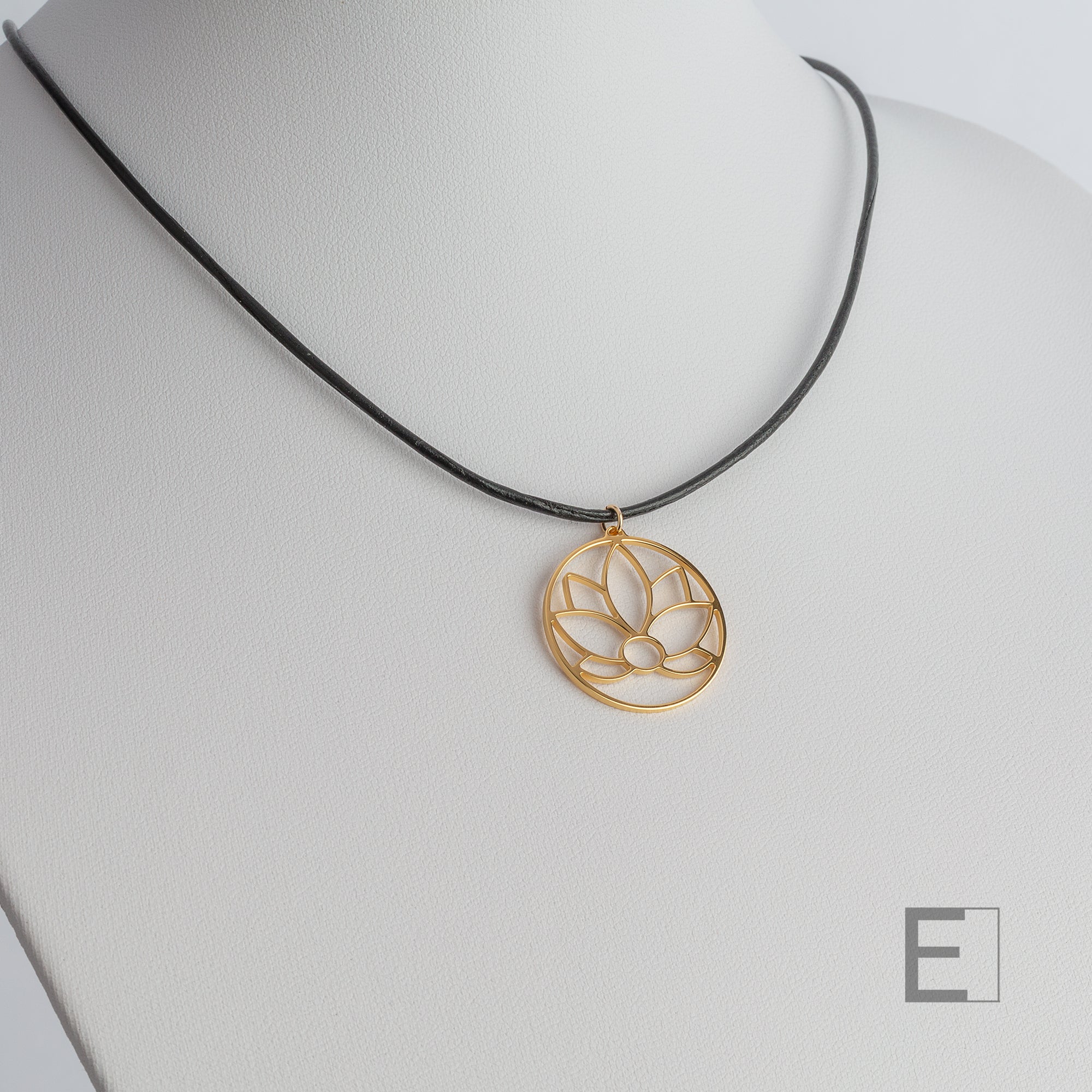 Collier Fleur de Lotus Cercle – vue détaillée du bijou artisanal Atelier-Émile