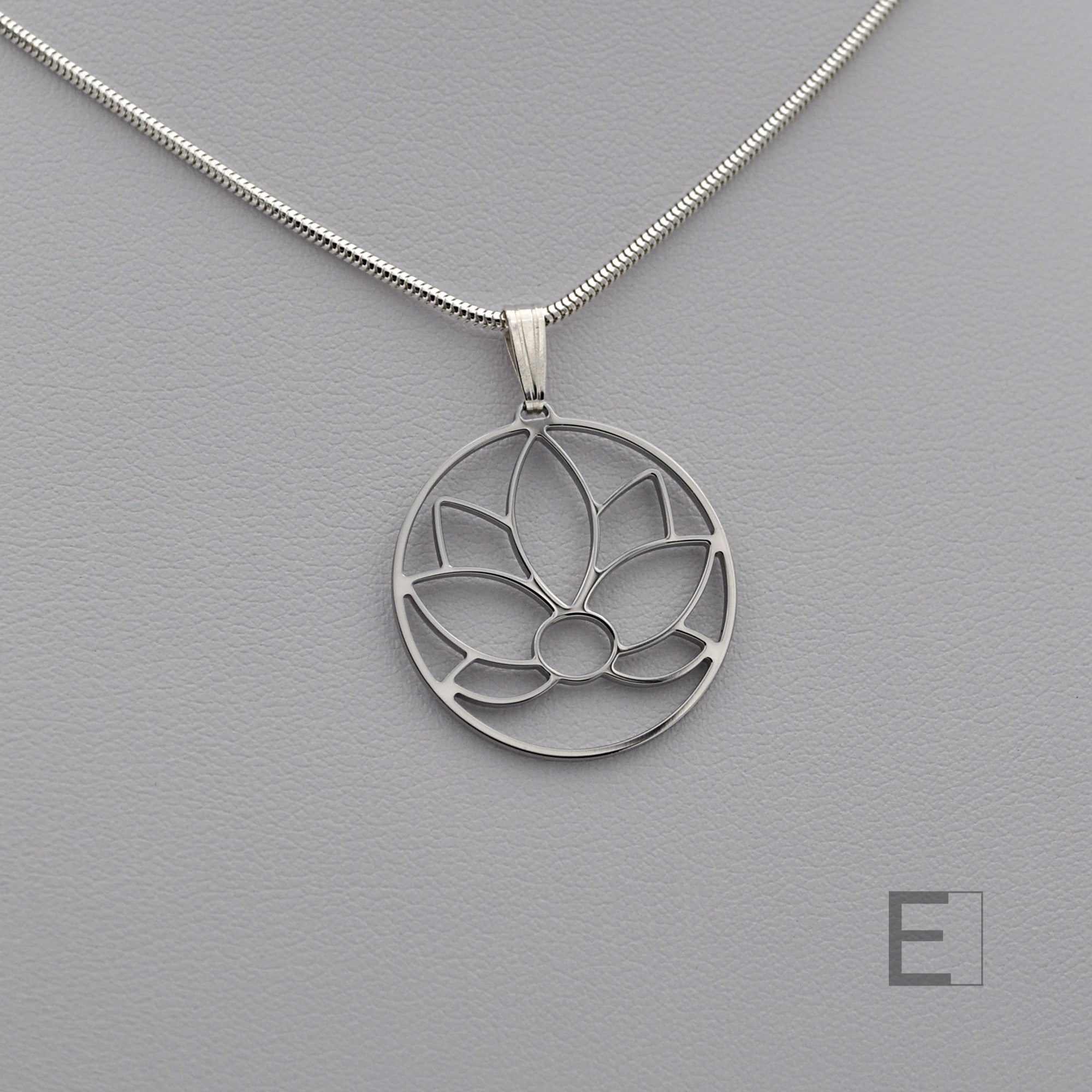 Collier Fleur de Lotus Cercle – vue détaillée du bijou artisanal Atelier-Émile