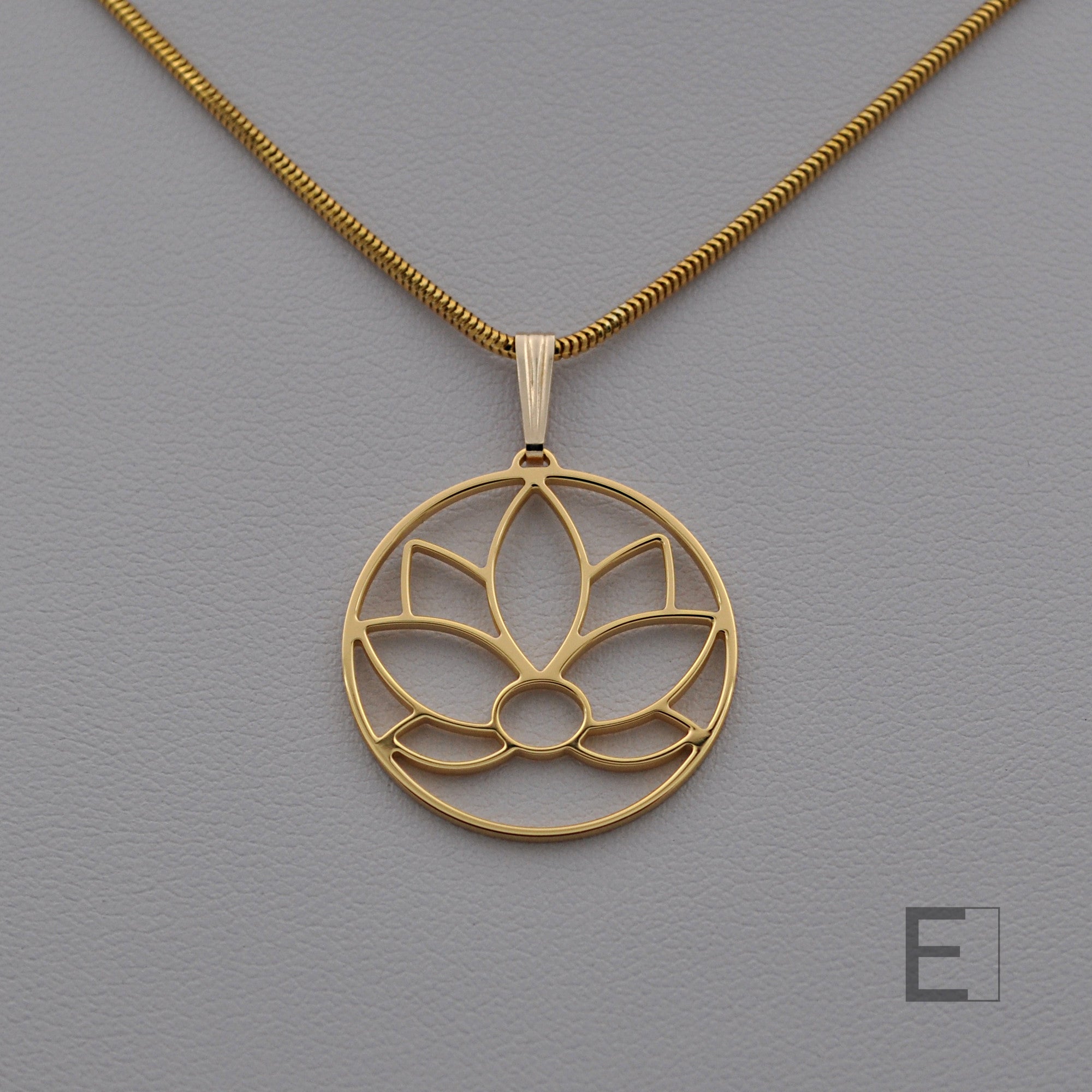 Collier Fleur de Lotus Cercle – vue détaillée du bijou artisanal Atelier-Émile