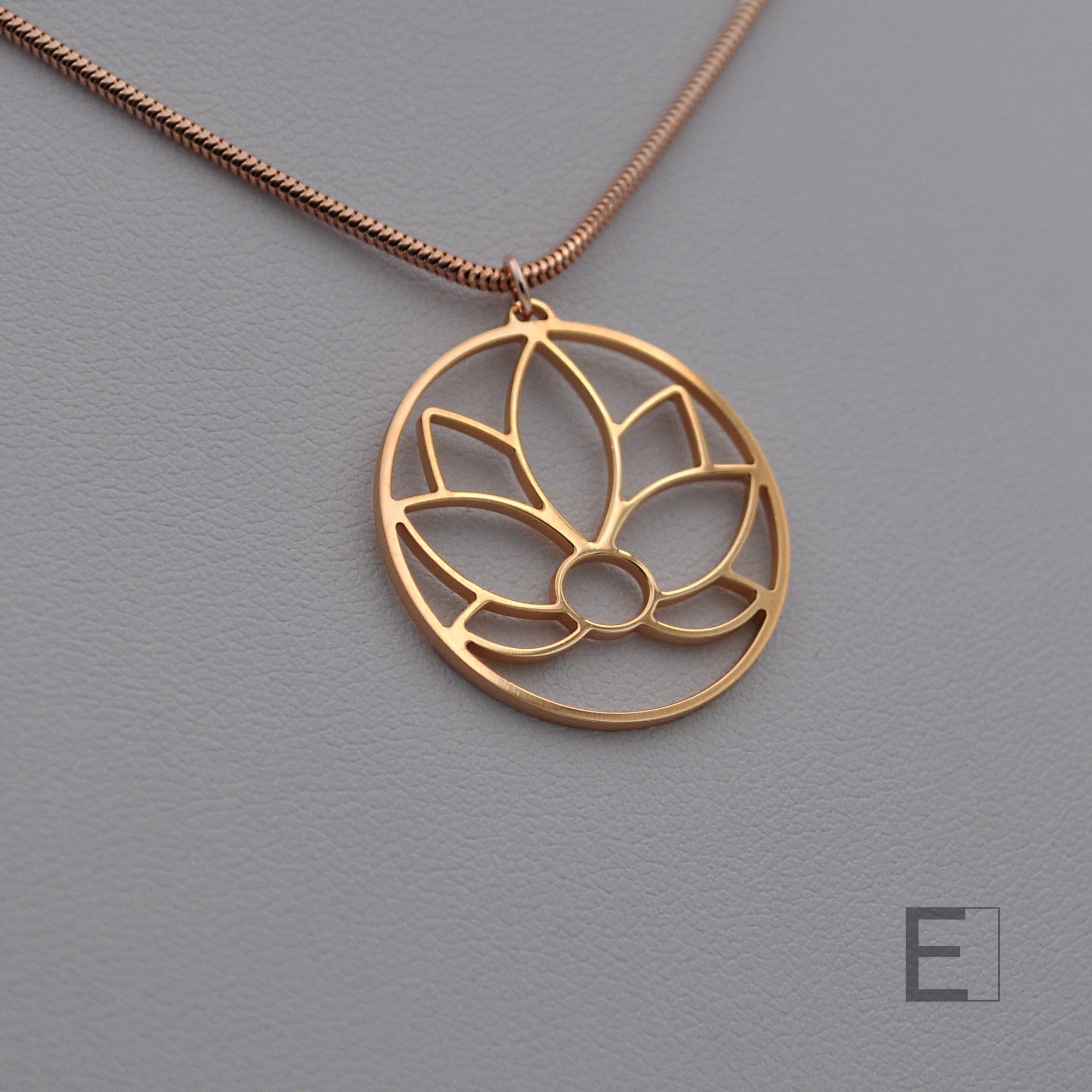 Collier Fleur de Lotus Cercle – vue détaillée du bijou artisanal Atelier-Émile