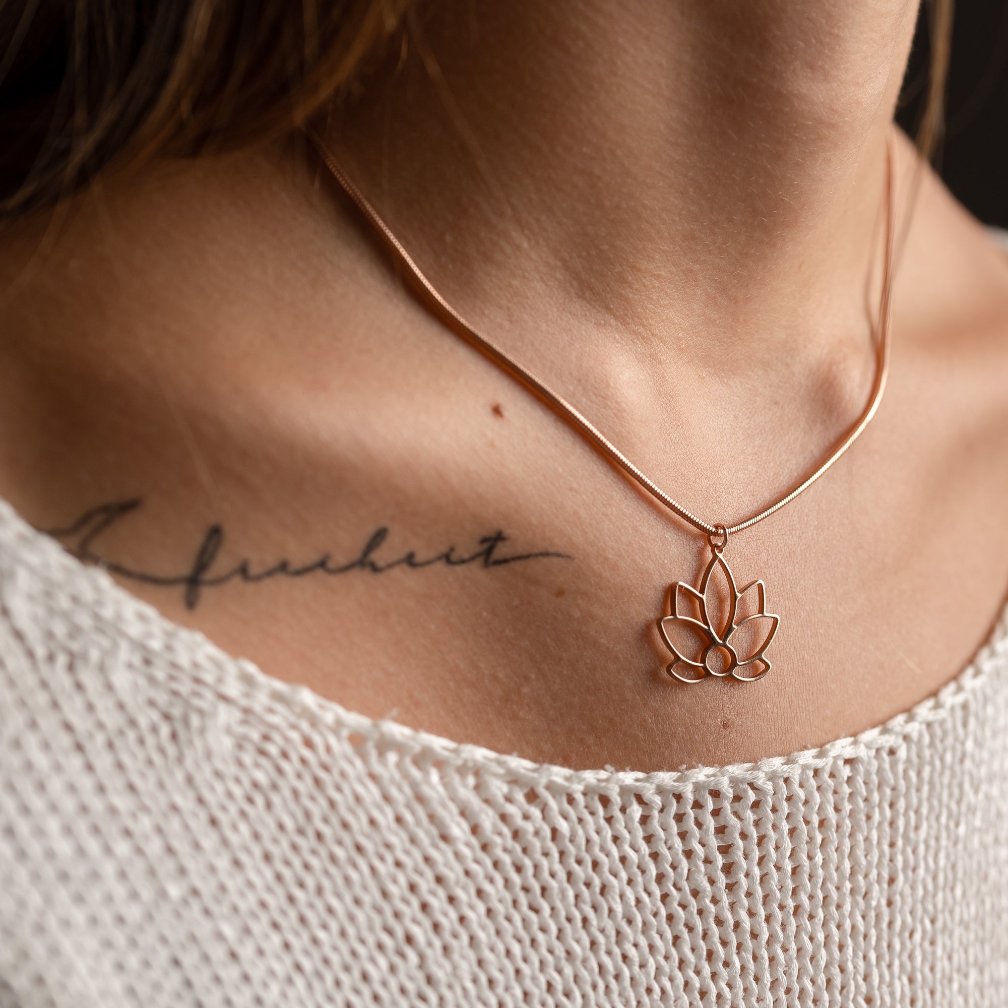 Collier Collier Fleur de Lotus en vue principale – création artisanale Atelier-Émile