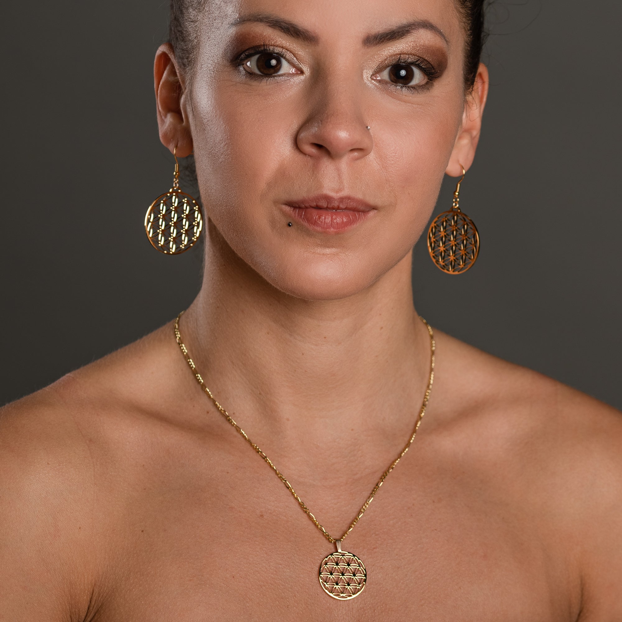Collier Fleur de Vie – vue détaillée du bijou artisanal Atelier-Émile