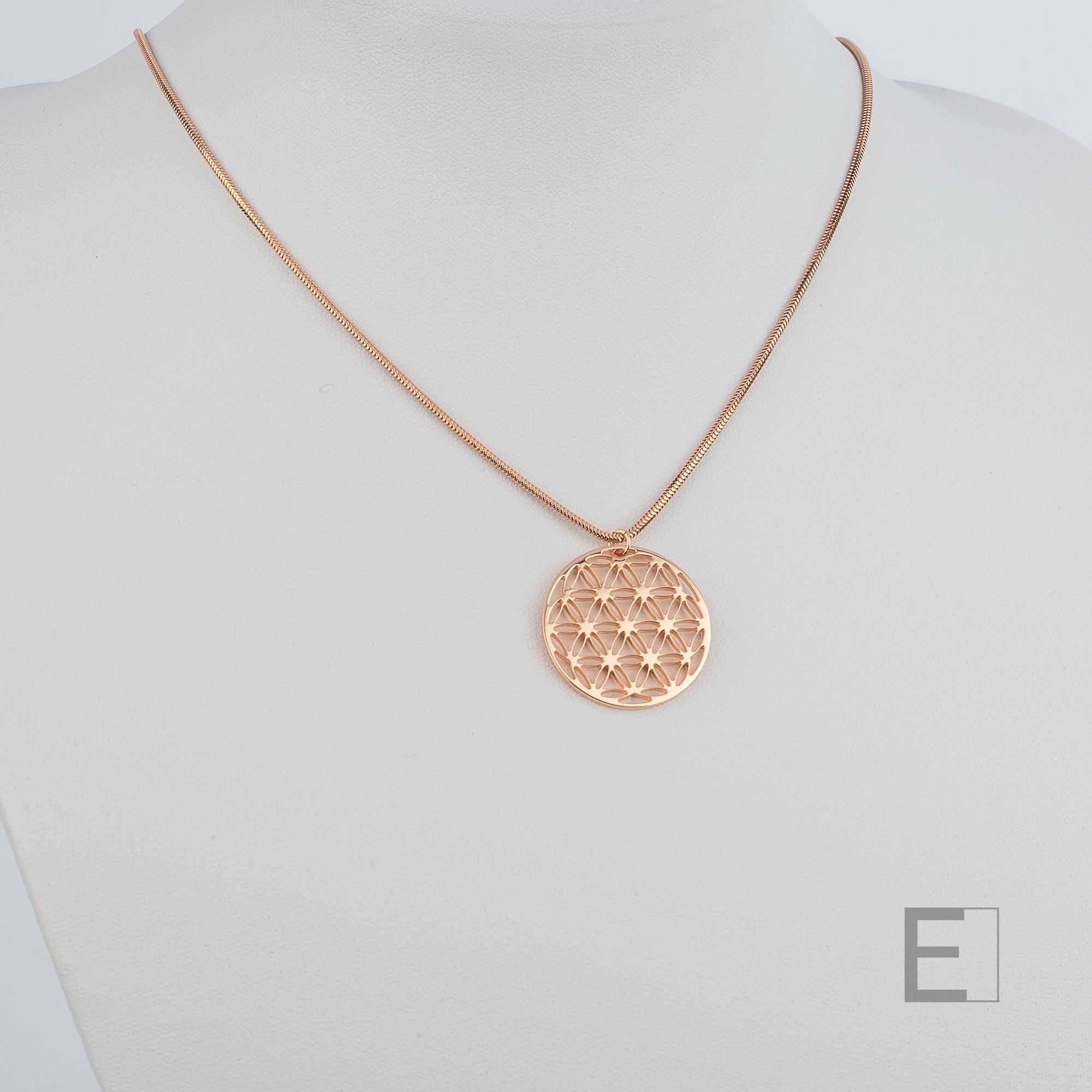 Collier Fleur de Vie – vue détaillée du bijou artisanal Atelier-Émile
