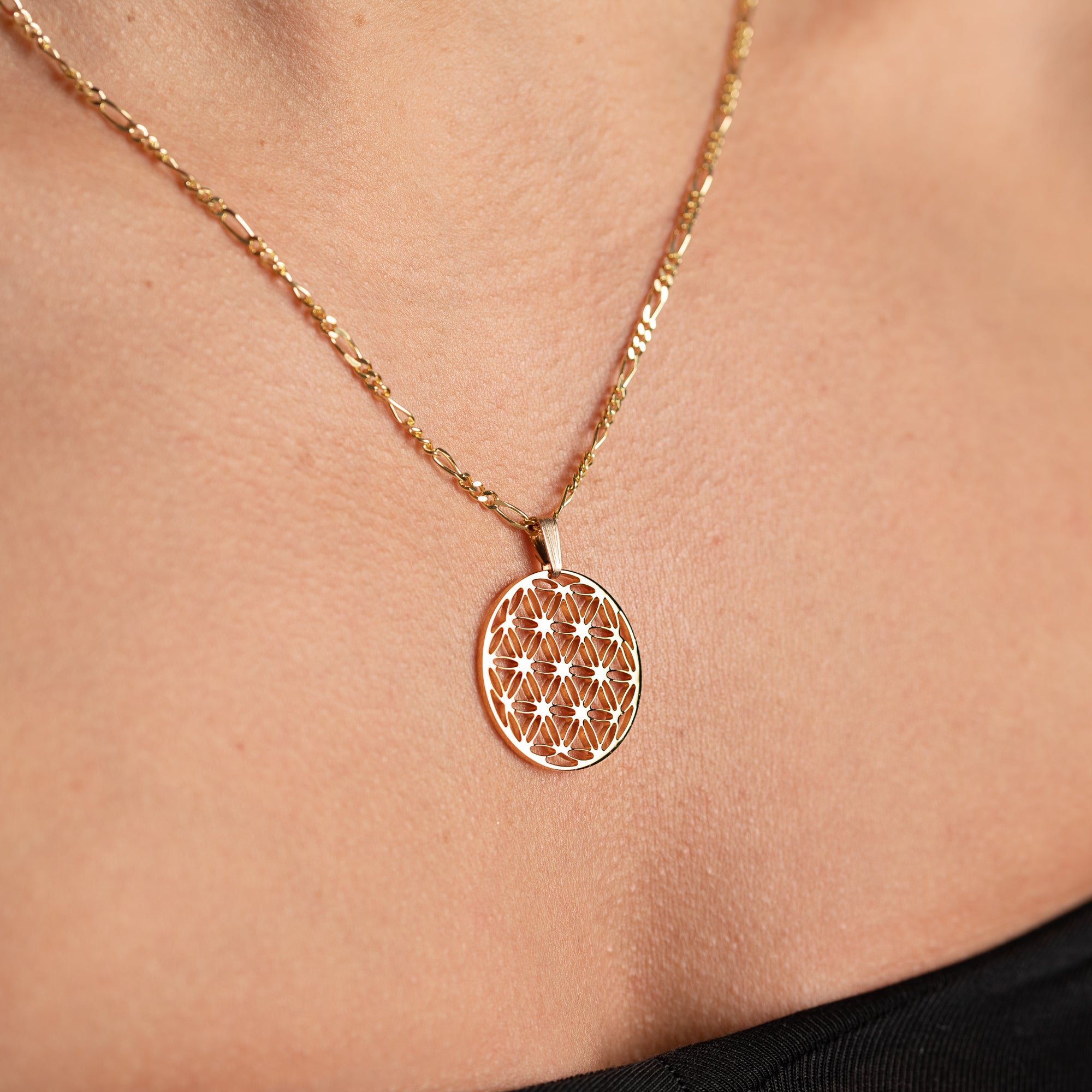 Collier Fleur de Vie – vue détaillée du bijou artisanal Atelier-Émile