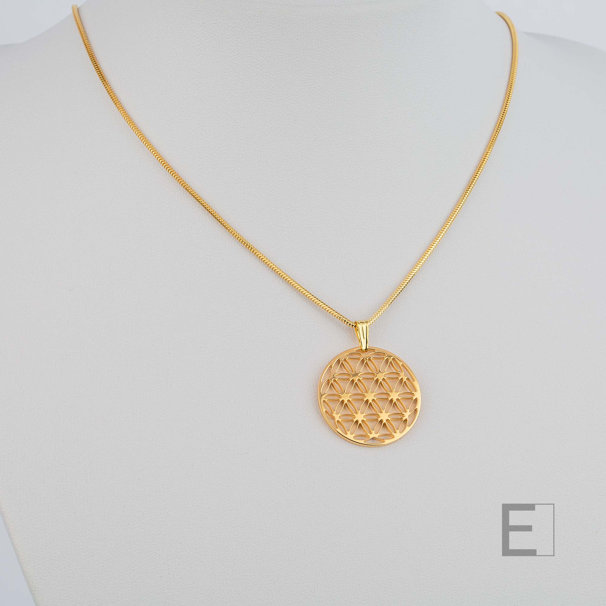 Collier Fleur de Vie – vue détaillée du bijou artisanal Atelier-Émile