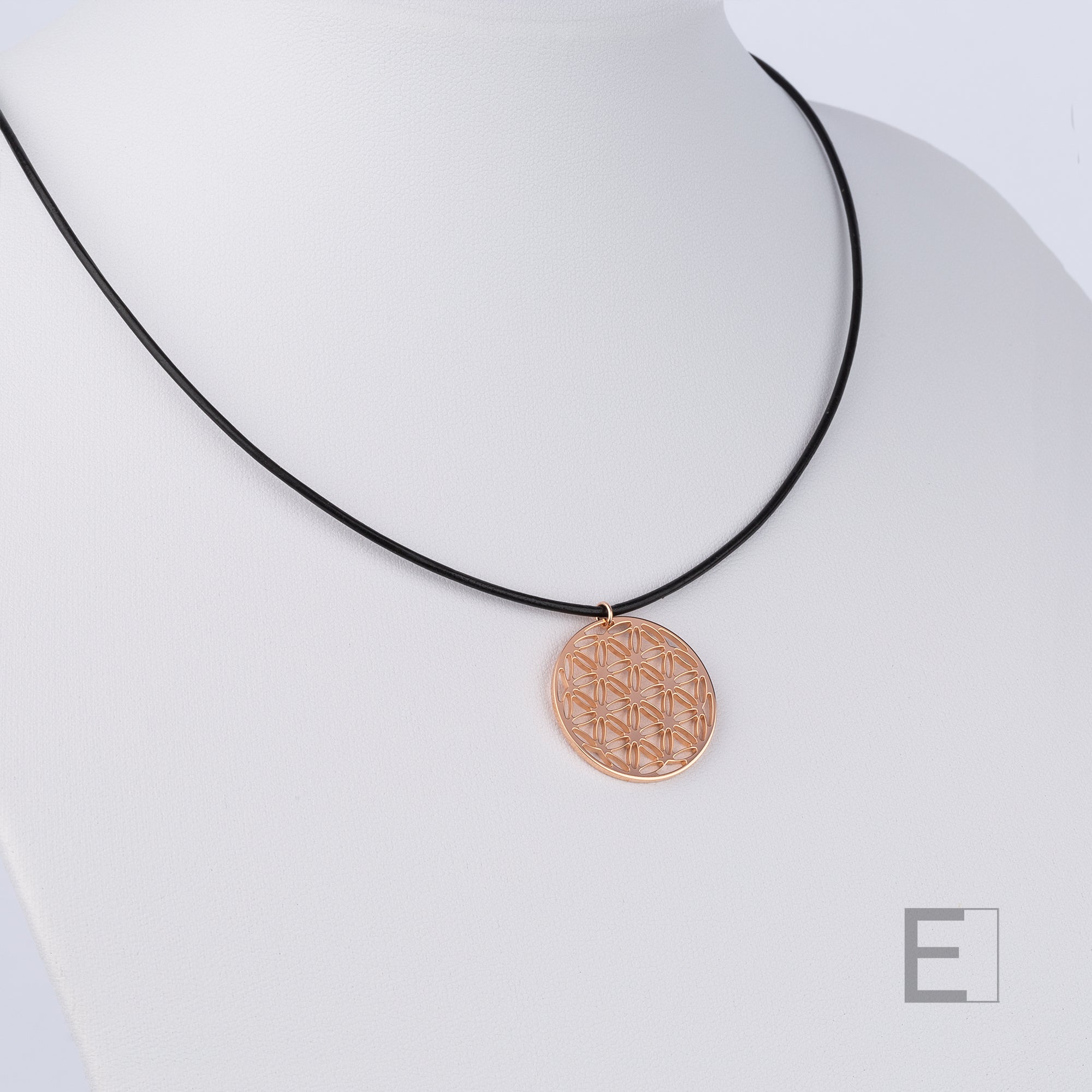 Collier Fleur de Vie – vue détaillée du bijou artisanal Atelier-Émile