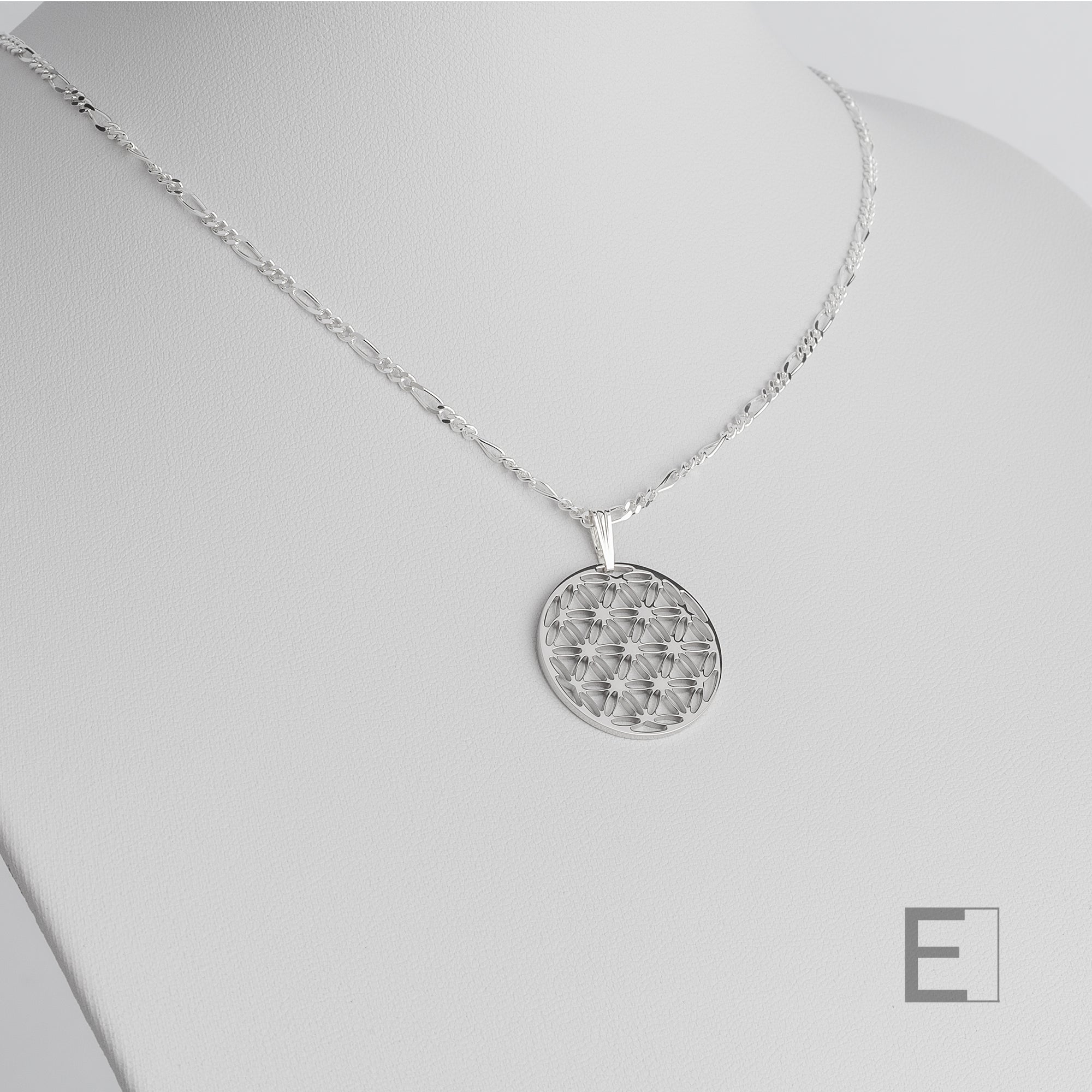 Collier Fleur de Vie – vue détaillée du bijou artisanal Atelier-Émile