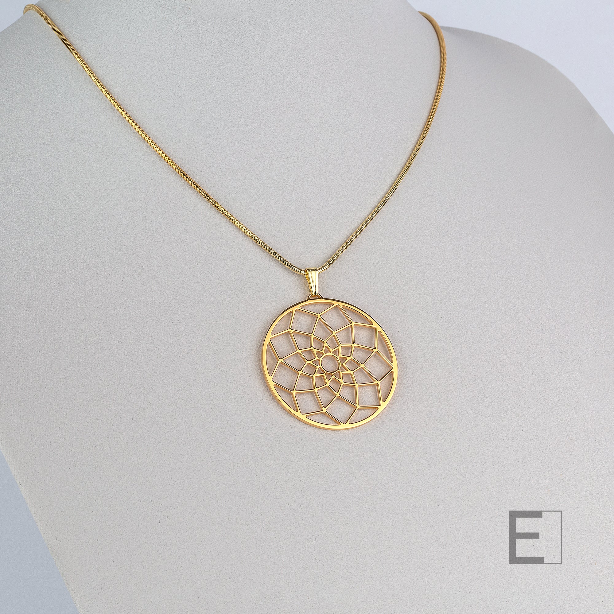 Collier Grand Attrape-Rêves en finition or jaune, vue de détail 8 – Atelier-Émile