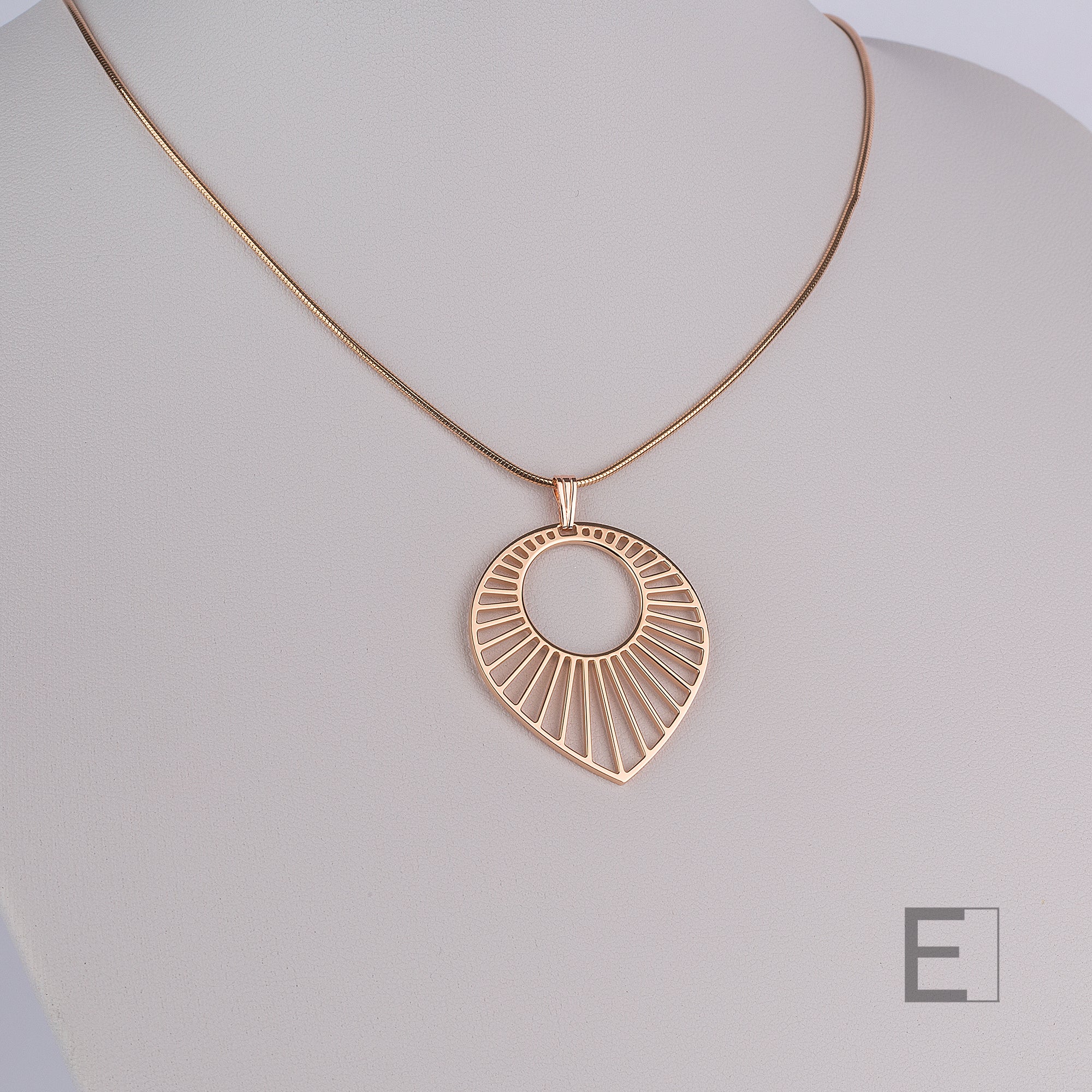 Collier Grand Soleil – vue détaillée du bijou artisanal Atelier-Émile