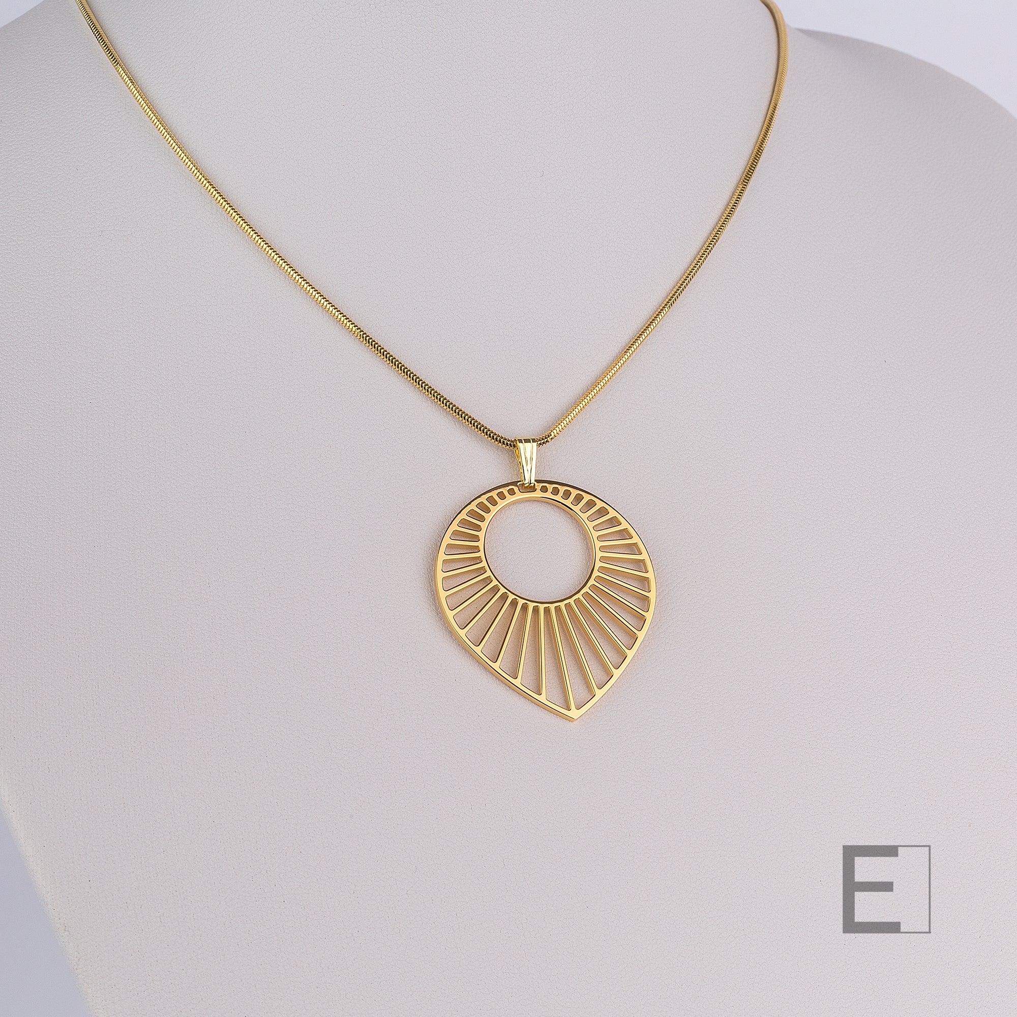 Collier Grand Soleil – vue détaillée du bijou artisanal Atelier-Émile