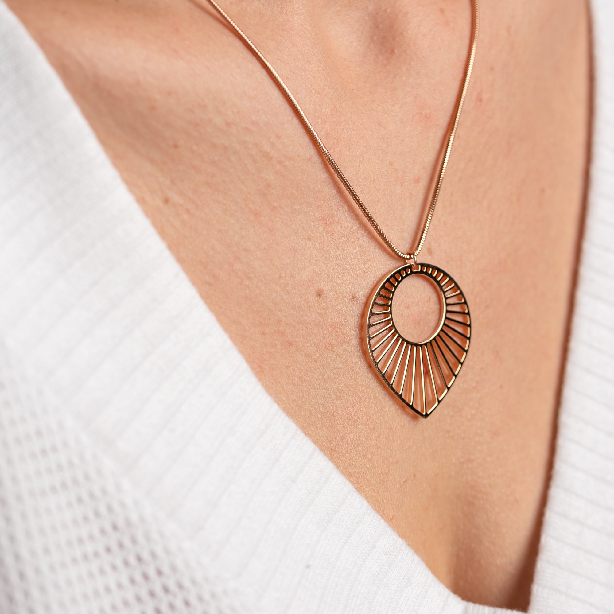 Collier Grand Soleil – vue détaillée du bijou artisanal Atelier-Émile