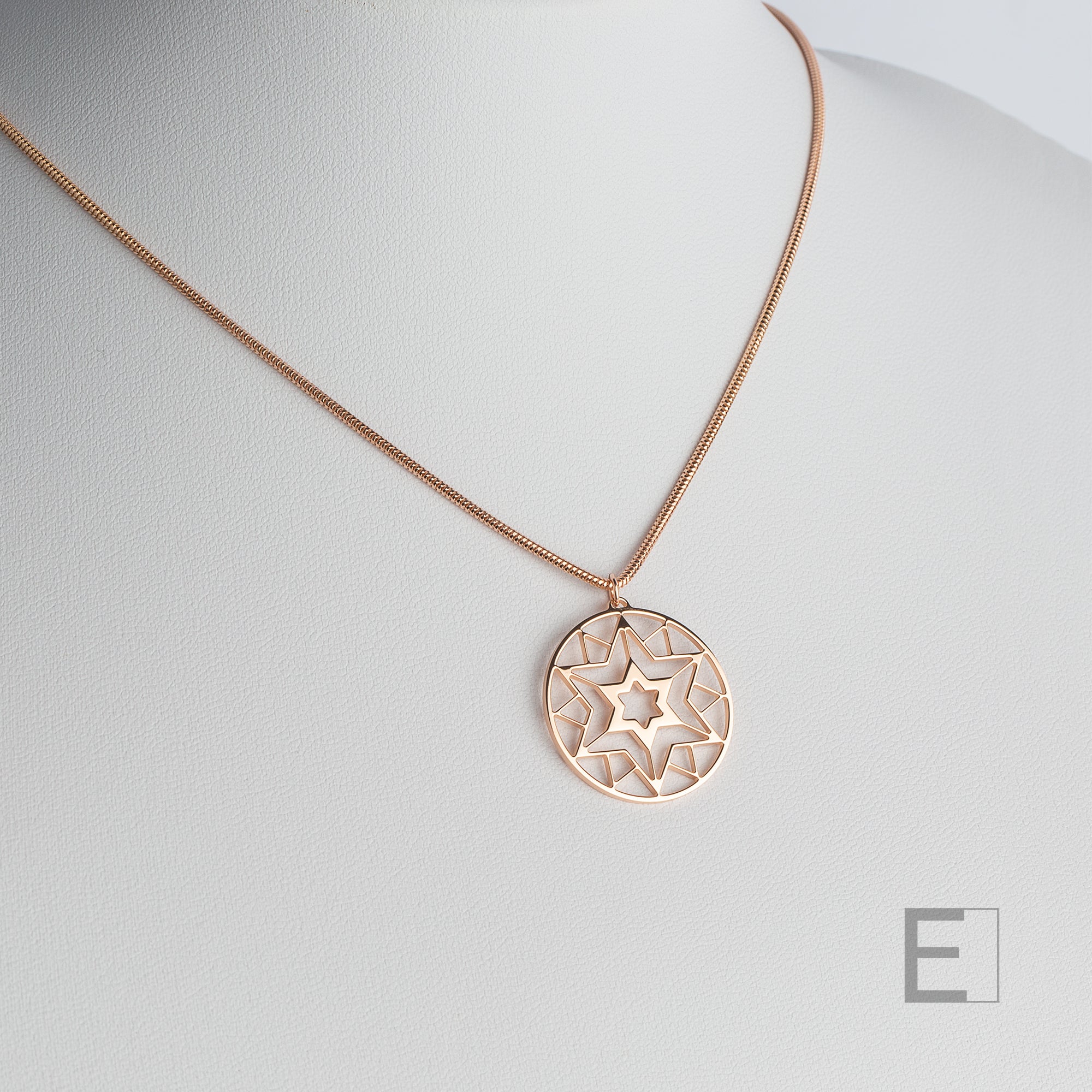 Collier Mandala Etoile – vue détaillée du bijou artisanal Atelier-Émile