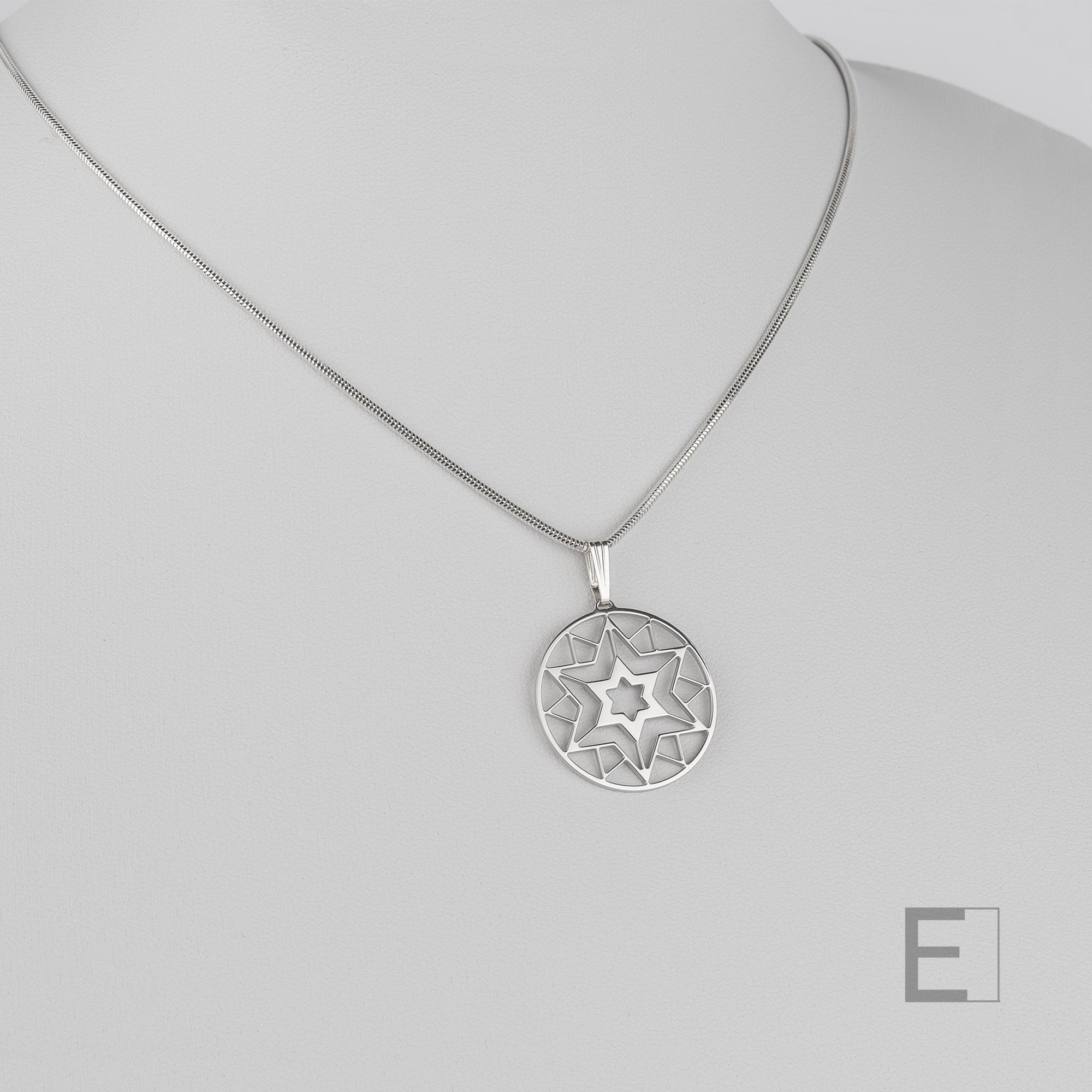Collier Mandala Etoile – vue détaillée du bijou artisanal Atelier-Émile