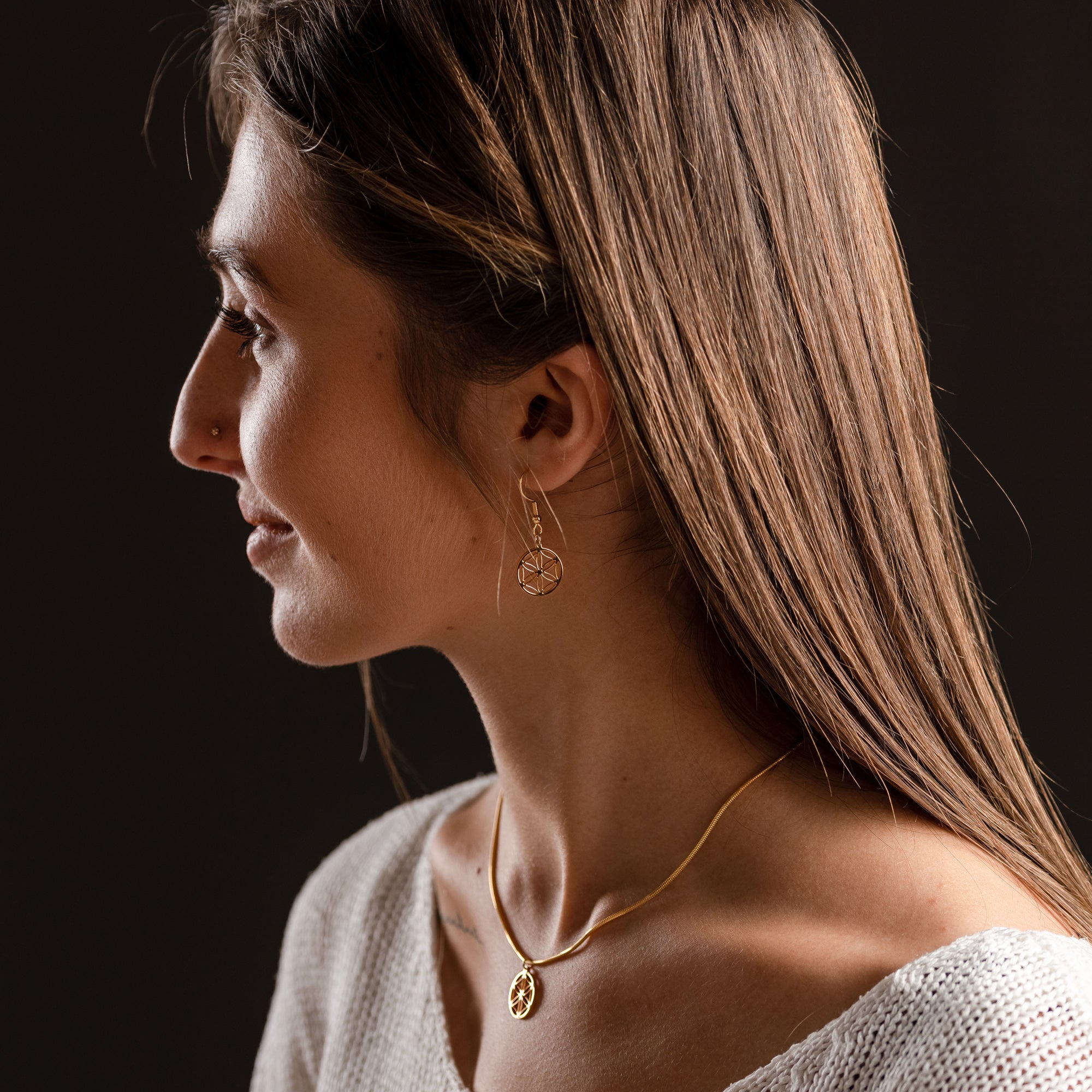 Collier Petite Fleur de Vie – vue détaillée du bijou artisanal Atelier-Émile